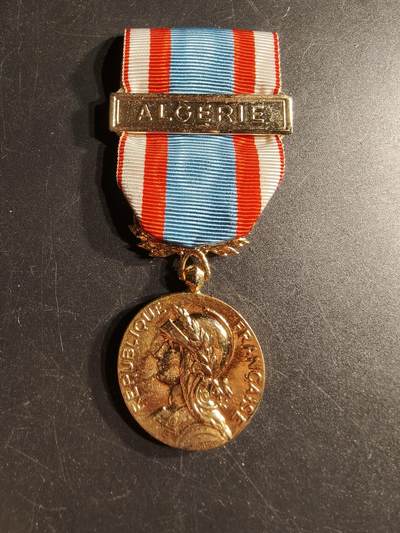 老王徽章第166期 - 法国北非安全行动奖章    阿尔及利亚勋条   镀金版