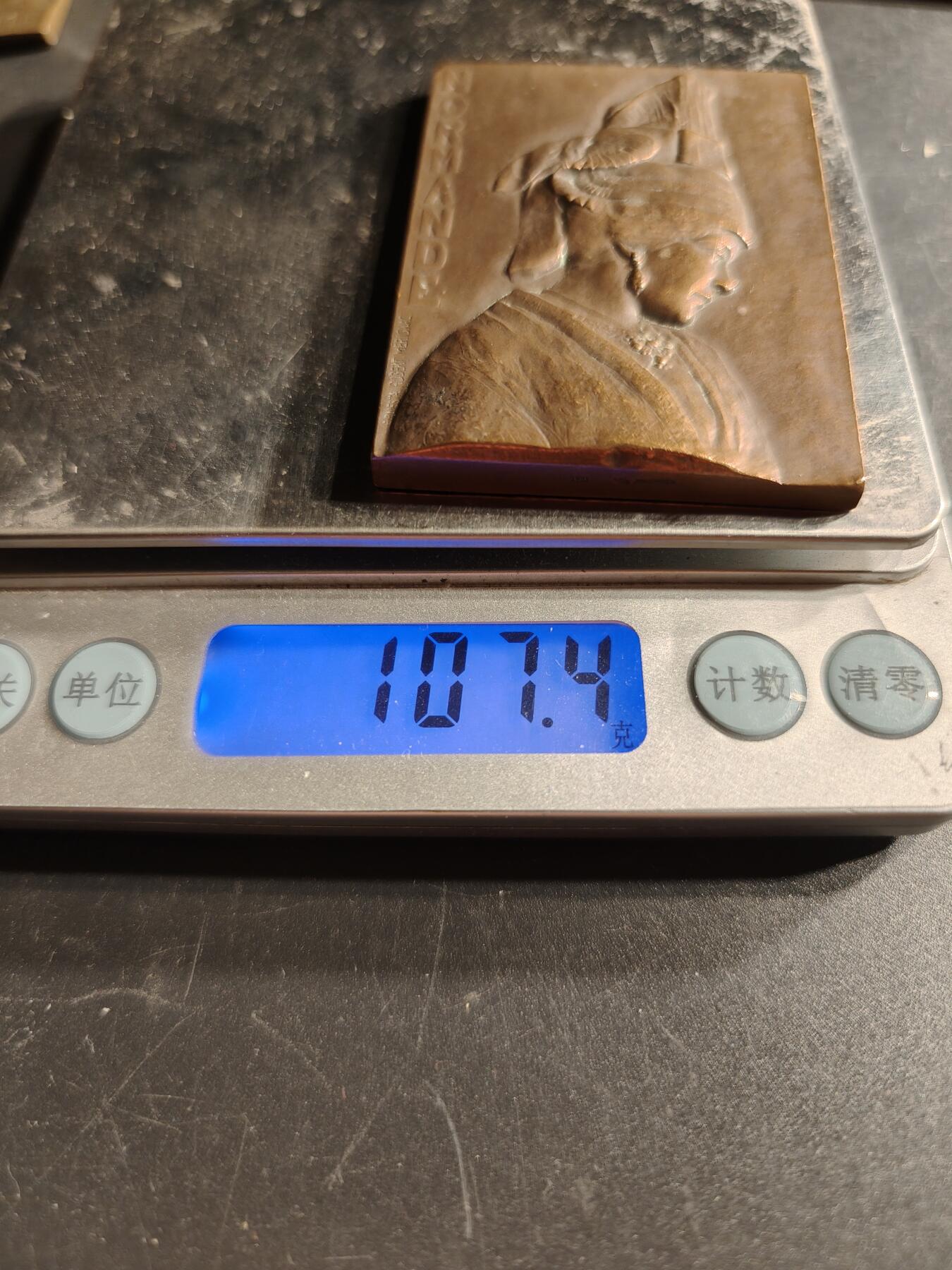 老王徽章第166期 法国诺曼底女性方形大铜章    高浮雕    尺寸64×43mm.    重量107.4g