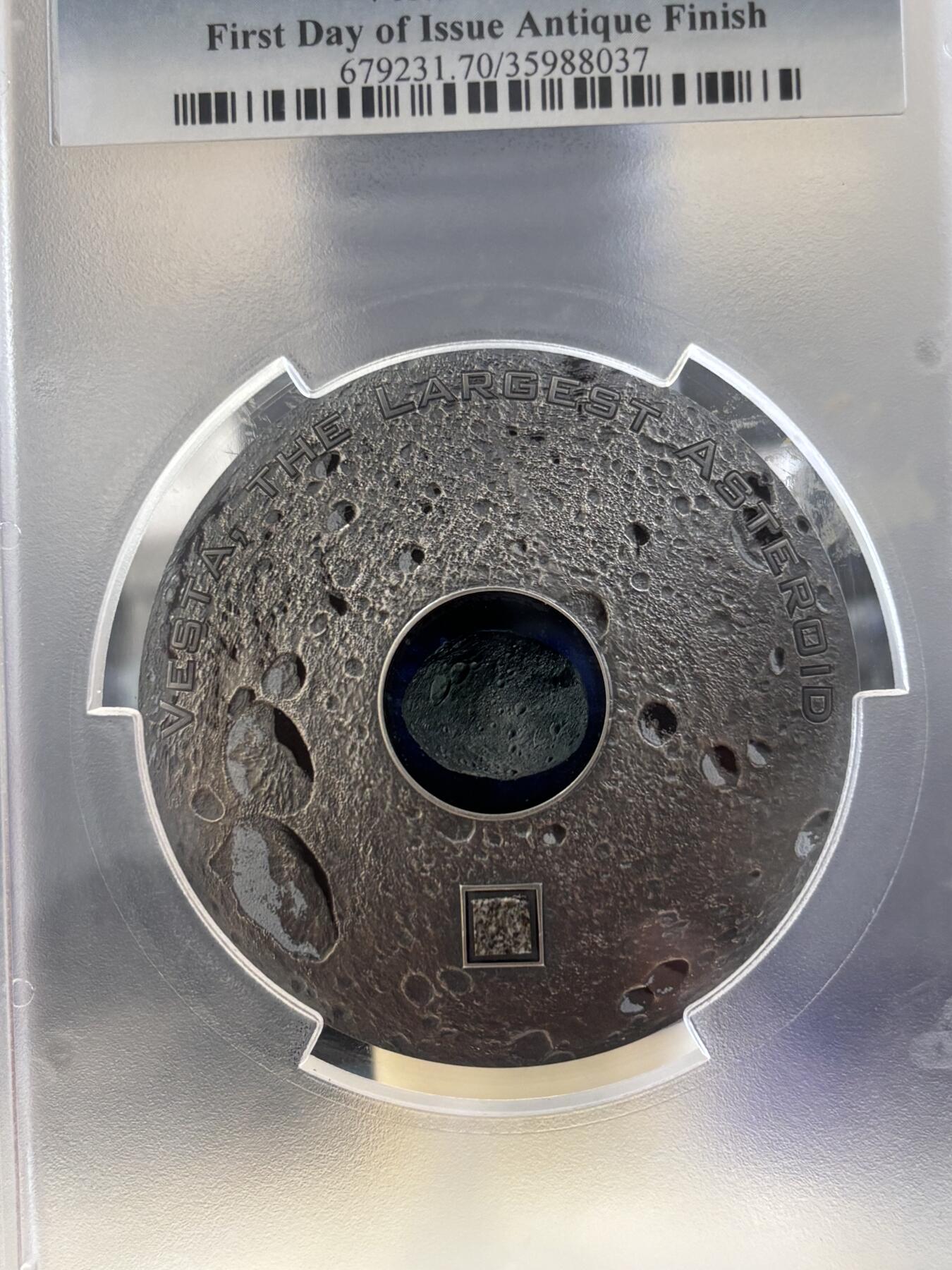 第183期拍卖  库克2018年灶神星镶嵌HED陨石仿古3盎司银币PCGS-MS70首无原盒证书，999银，发行333枚，