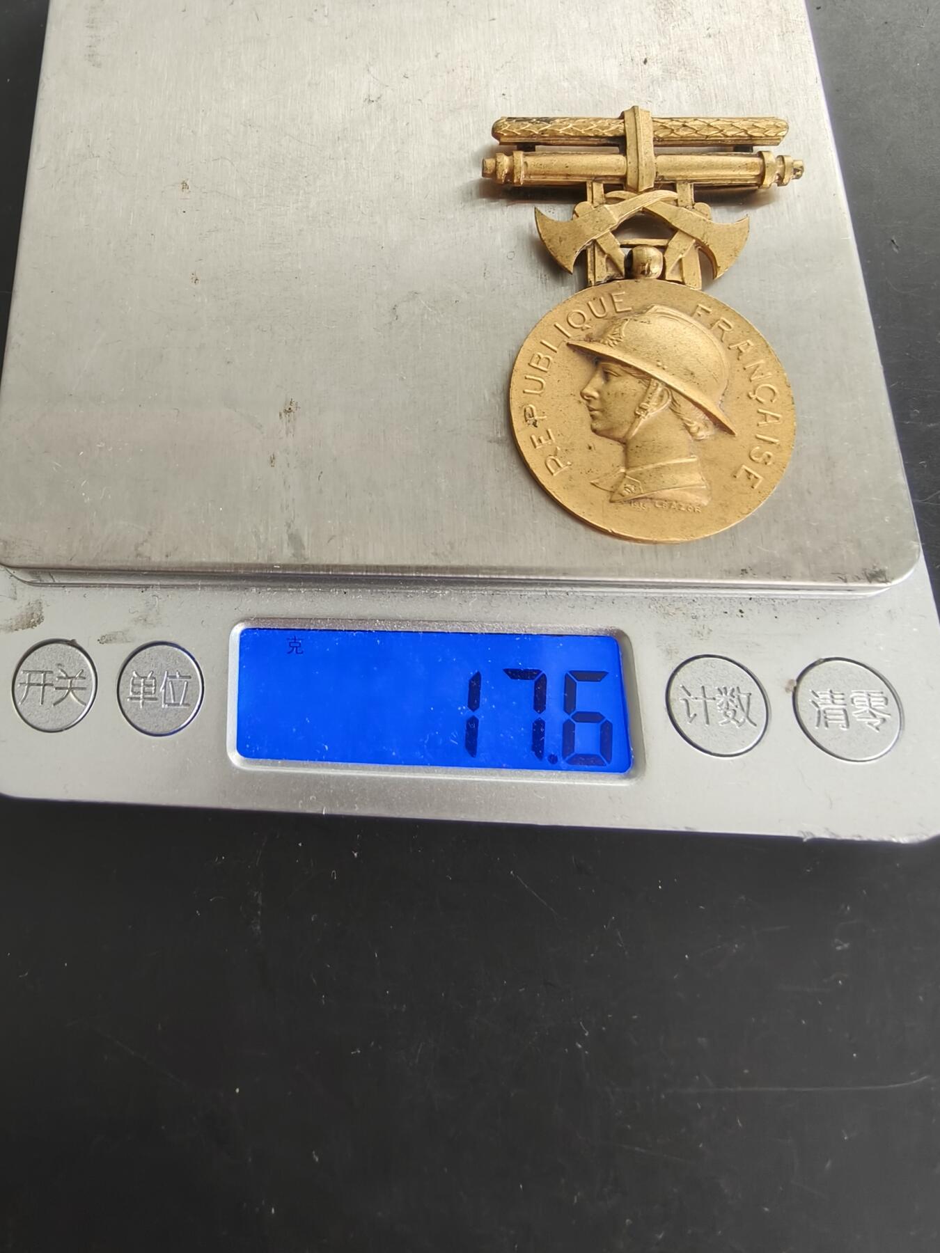 老王徽章第166期 法国金级消防员服役奖章     950银镀金    无绶带    17.6g