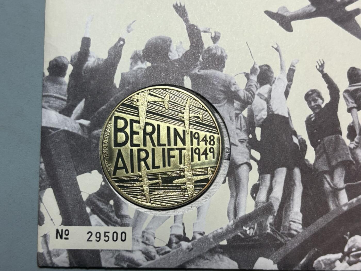 盛世勋华——号角文化勋章邮票专场拍卖第291期 英国1999年柏林危机（柏林空运成功50周年）纪念首日邮币封，包括纪念章+主题邮票+历史资料的组合类藏品，兼具历史纪念与收藏属性，纪念1948-1949年柏林空运50周年——这是二战后美苏冷战初期，西方阵营向被封锁的西柏林空运物资的行动，是冷战早期的标志性事件。限量发行，编号29500