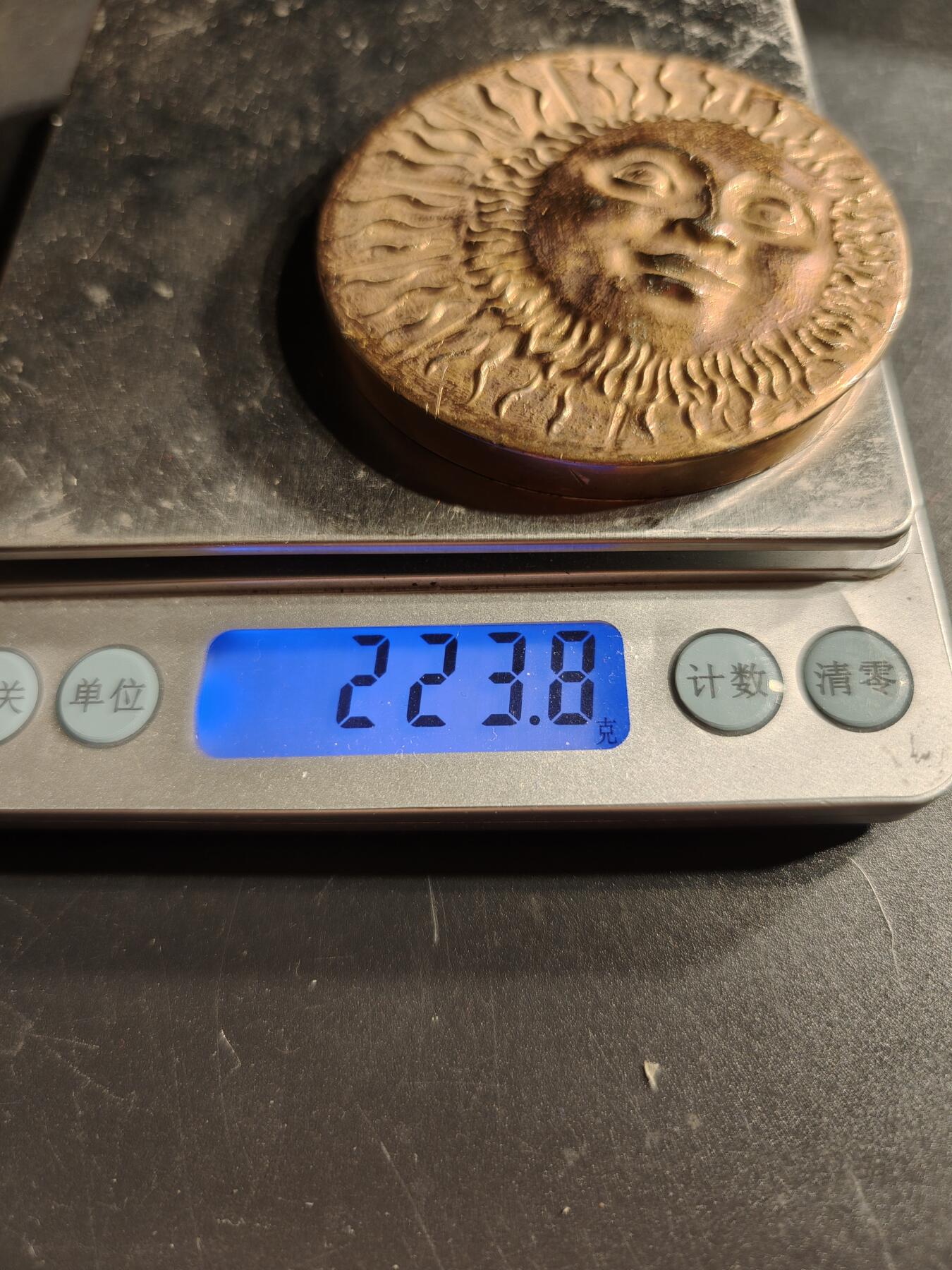 老王徽章第166期 法国太阳大铜章    直径64mm.    重量223.8g