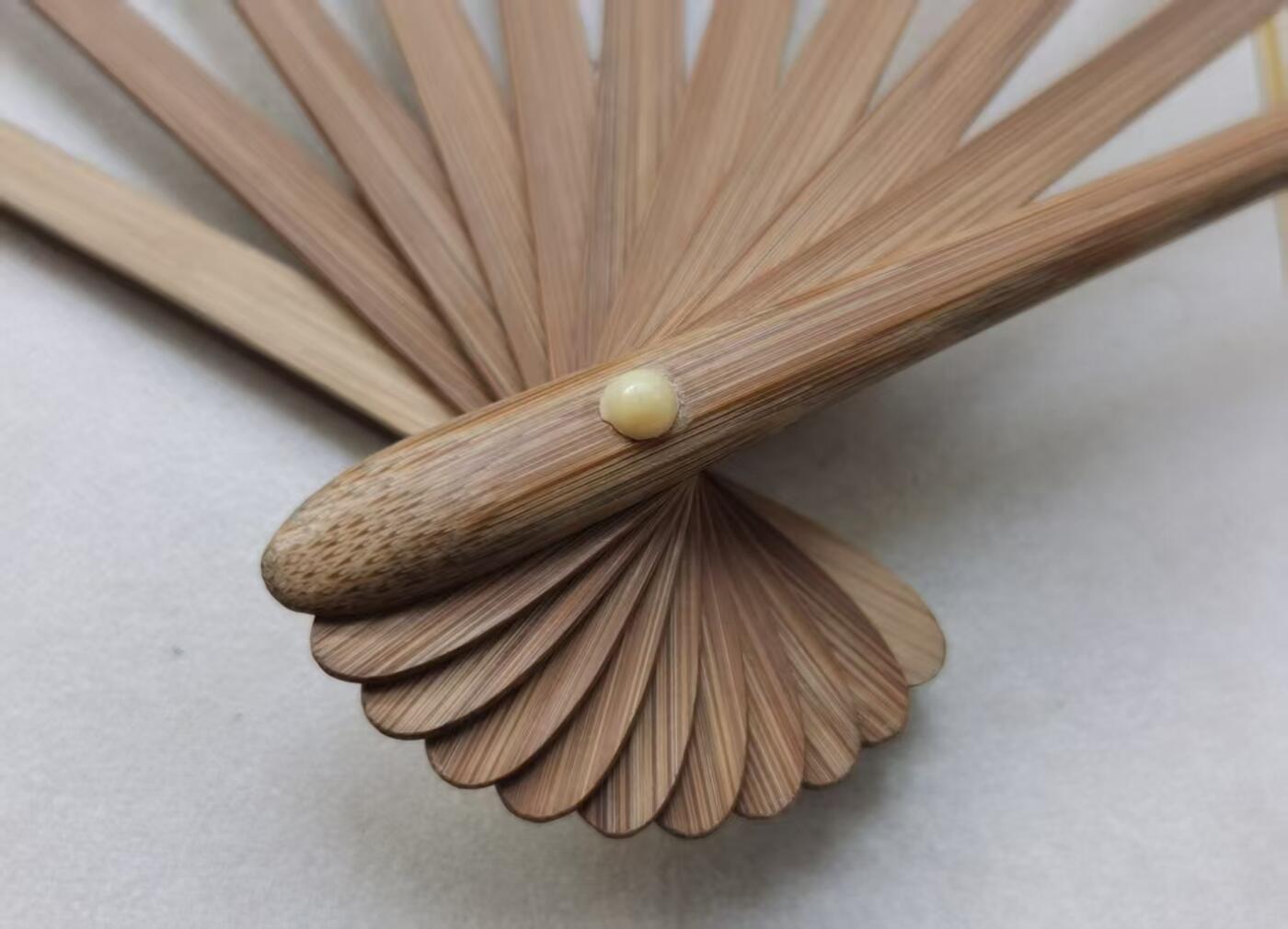 七河·世界钱币杂件水晶矿标小拍（总第29期） 藏家出品X644 邻国“福仙堂”款老折扇一件 素面 本件拍品由合作藏家负责邮寄