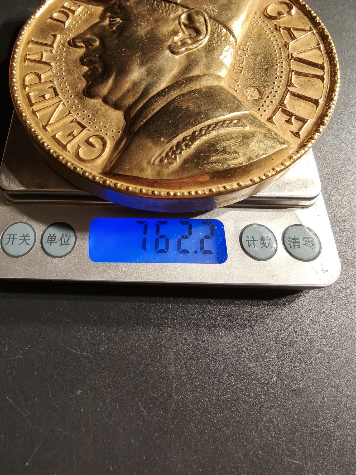 老王徽章第166期 法国夏尔戴高乐将军逝世镀金大铜章     原盒原证镀24k金    罕见大尺寸    直径90mm.     重量762.2g