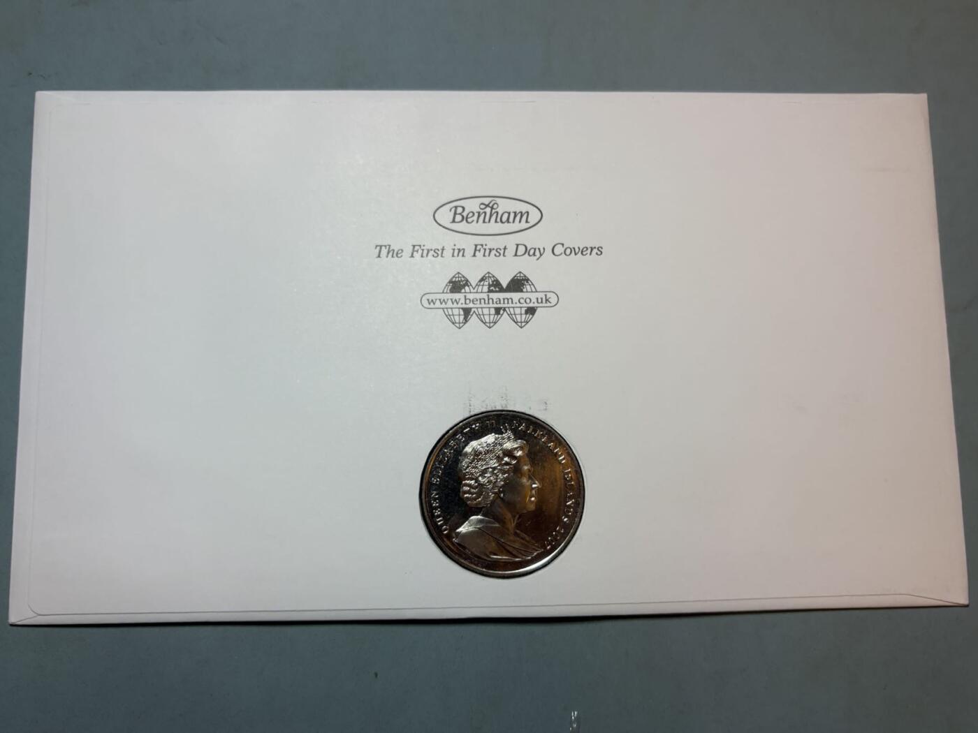 盛世勋华——号角文化勋章邮票专场拍卖第291期 英国直布罗陀2007年马岛战争25周年纪念币首日纪念币封，包括克朗型纪念币，纪念邮票，聚焦“1982年马岛战争”，设计元素包括英军装备（战机、舰船）、战争场景、纪念标语（如“25TH ANNIVERSARY FALKLANDS CONFLICT”），是英方视角的战争历史载体。