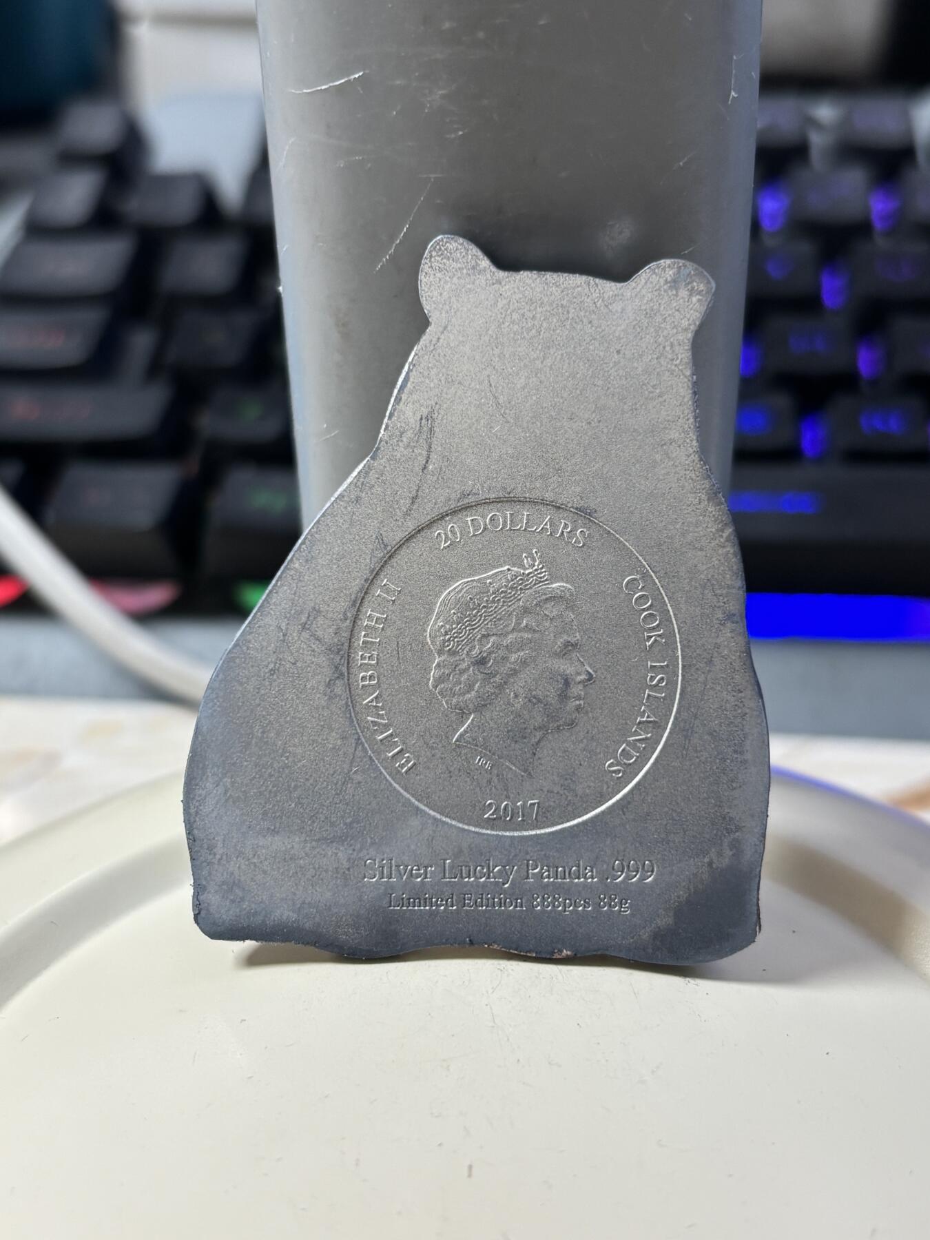 第183期拍卖 库克2017年幸运母子大熊猫仿古异形纪念银币，999银，88克，发行888枚