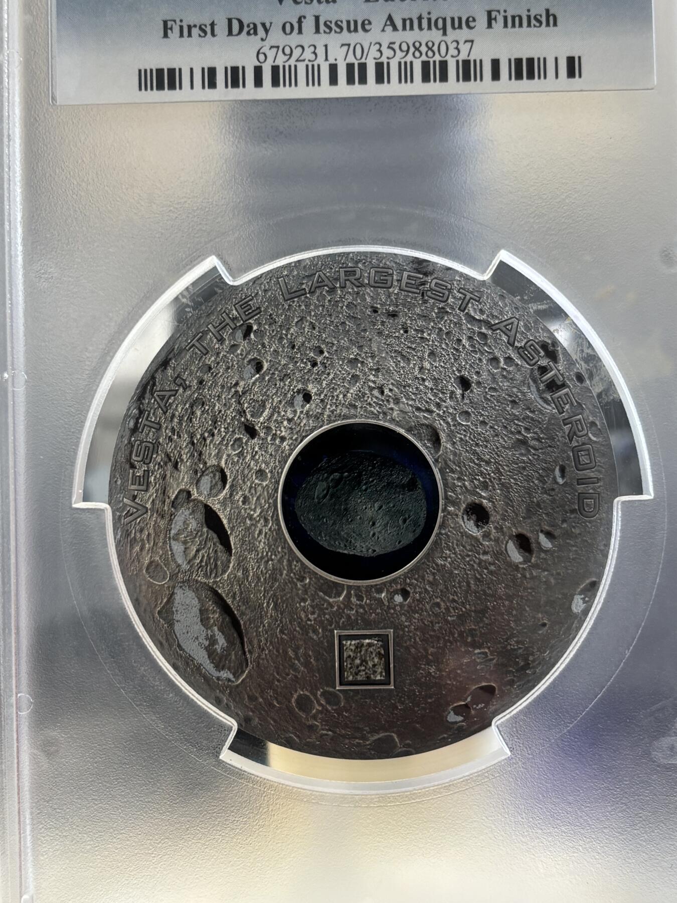 第183期拍卖  库克2018年灶神星镶嵌HED陨石仿古3盎司银币PCGS-MS70首无原盒证书，999银，发行333枚，