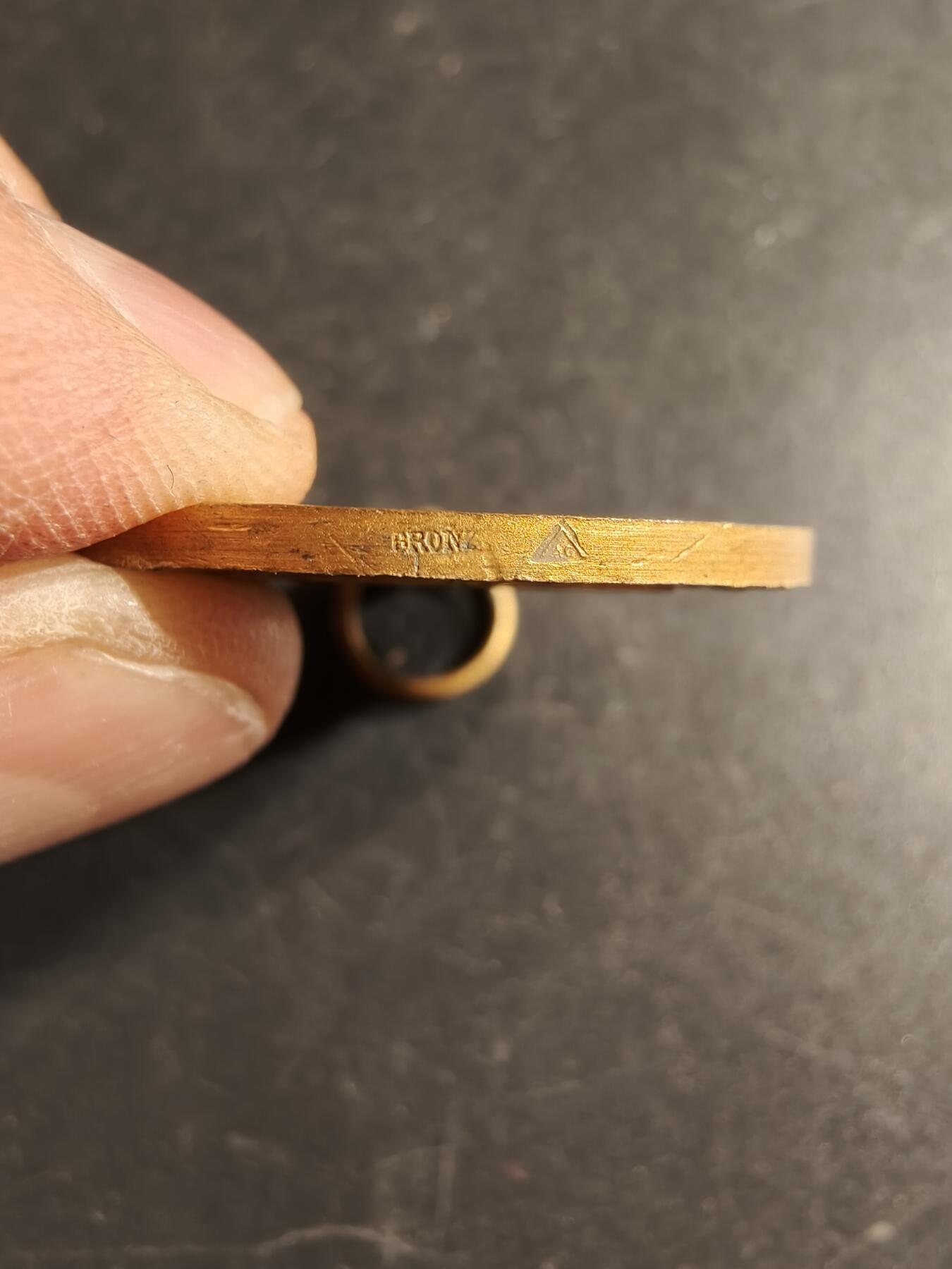 老王徽章第166期 法国游吟诗人圣朱利安·德·梅内斯特里耶铜奖章     直径36mm.    重量20g