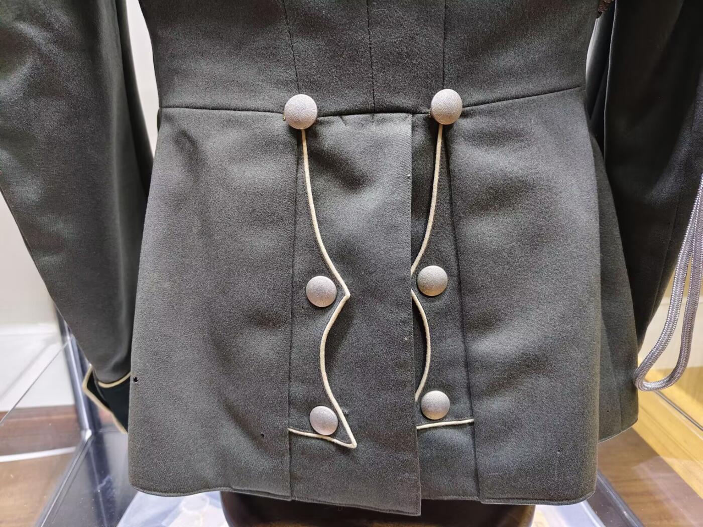 德三Heer 陆军步兵少尉m35礼服。 非常漂亮精致的中礼服，高质量细斜纹制成，可挂略章，步突，胸鹰保存完好无虫蛀，礼服索很好中尉肩章领章搭配，内部带有内腰带，左边内胳膊内衬有一定破损 大檐帽使用斜纹毛尼制成，59头围大尺码，里面的标保存很好，汗圈完好