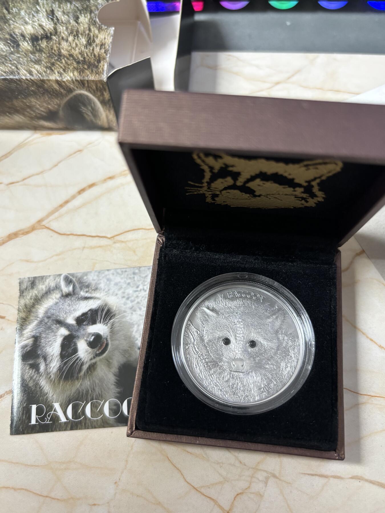 第183期拍卖 瓦努阿图2013年小浣熊镶天然黑钻石1盎司纪念银币，999银，发行1500枚