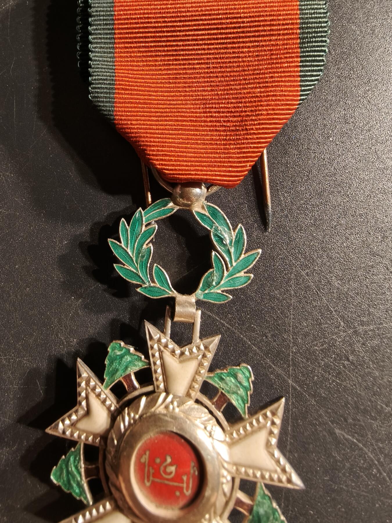 老王徽章第166期 黎巴嫩骑士级雪松勋章     原盒带证书（左下角有点小折损）和一点获得者的剪报    颁发于1965年     获得者为法国人皮埃尔•德莱唐先生      最后一张为简要履历翻译 