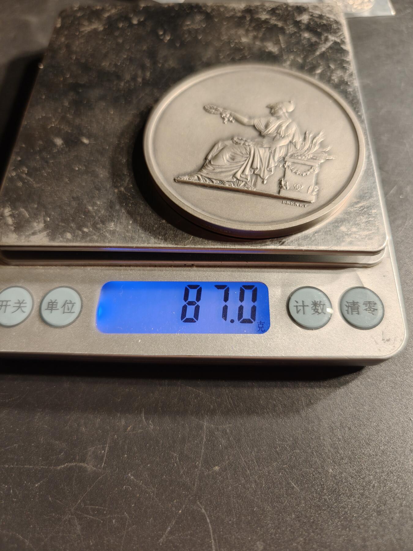 老王徽章第166期 法国太阳公司代理总监大银章     原盒800银    直径58mm.   重量87g