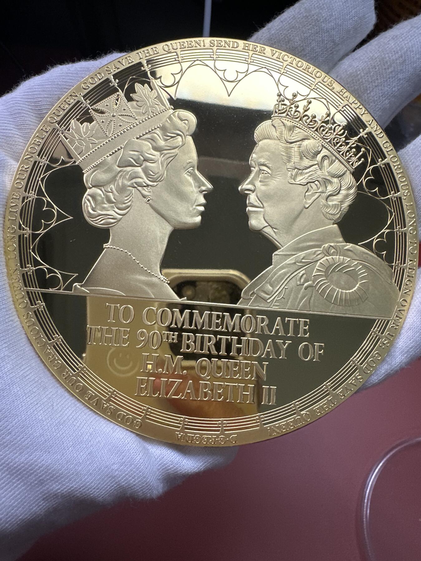 12.4铜章专场 2016年英国伊丽莎白女王二世90岁生日纪念章 高浮雕铜镀金精致纪念章 100mm