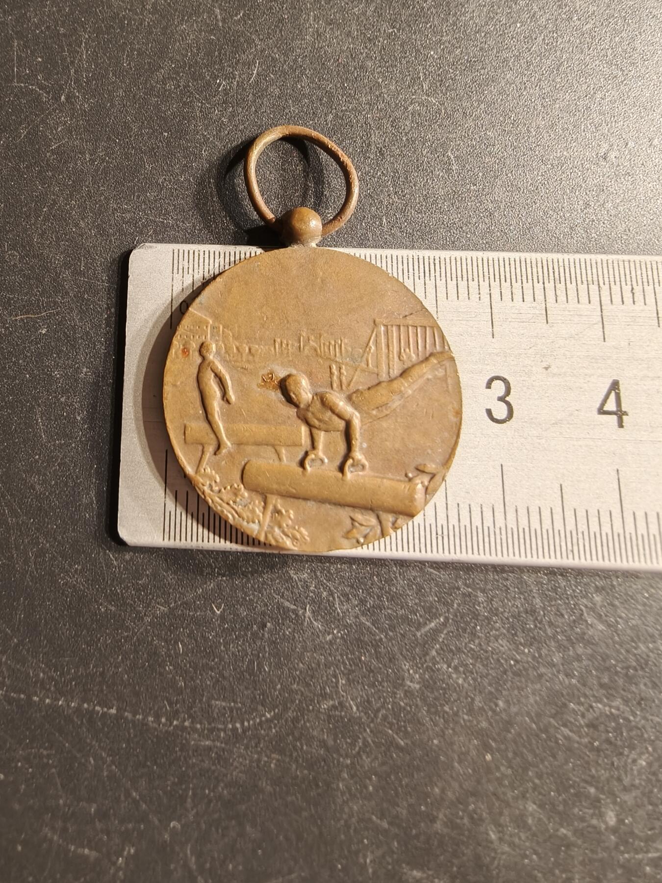 老王徽章第166期 法国体操协会铜奖章     直径26mm.   重量9.5g