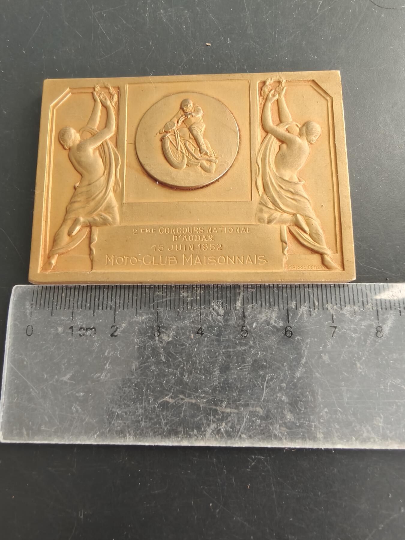老王徽章第166期 法国1952年第二届全国场地越野赛方形镀金大铜章    尺寸75×52mm.    重量124g