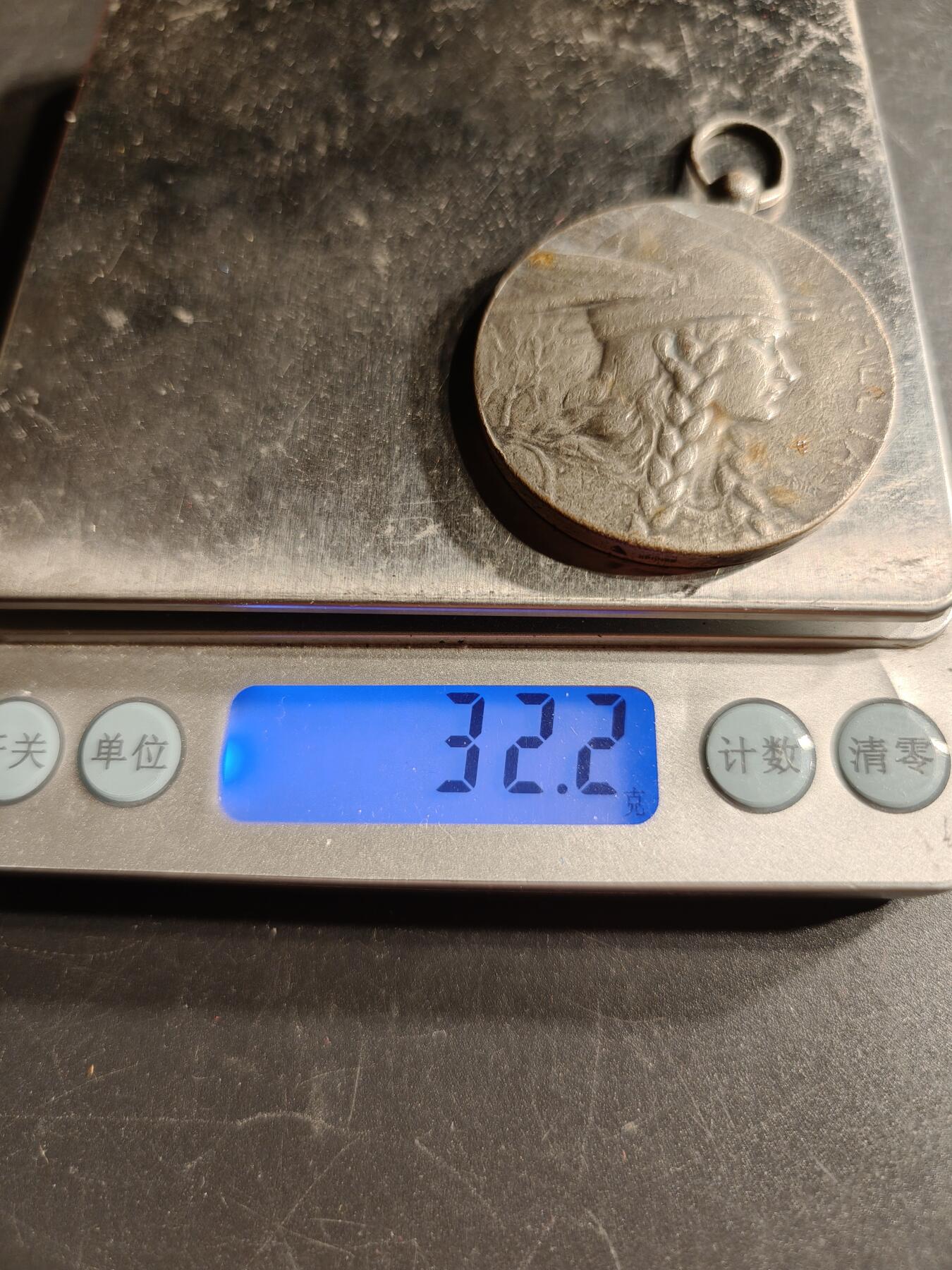 老王徽章第166期 法国“高卢人”镀银铜奖章     大师皮列作品     直径41mm.    重量32.2g