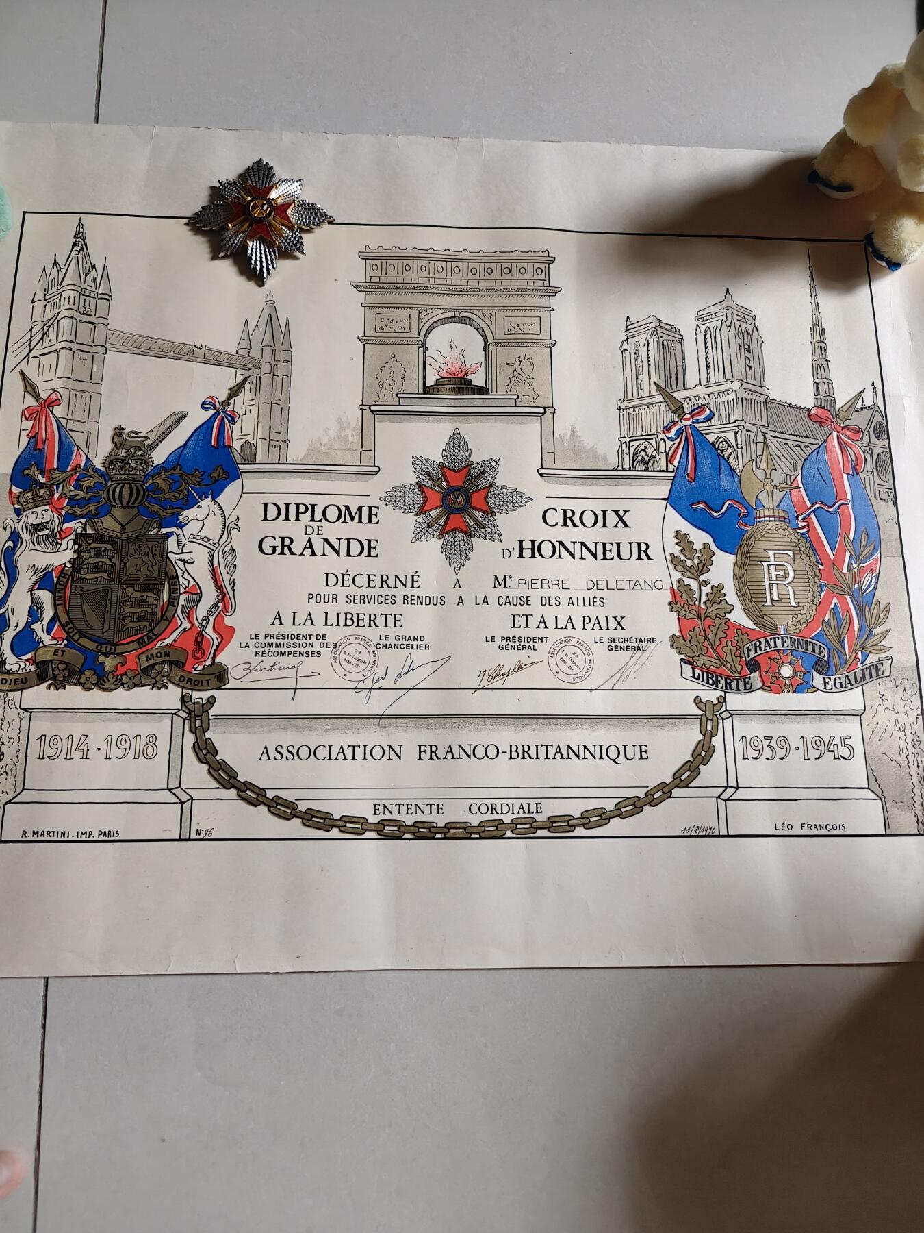 老王徽章第166期 大十字级英法友好协会勋章       带证书以及协会终身成员证      获得者为皮埃尔•德莱唐先生