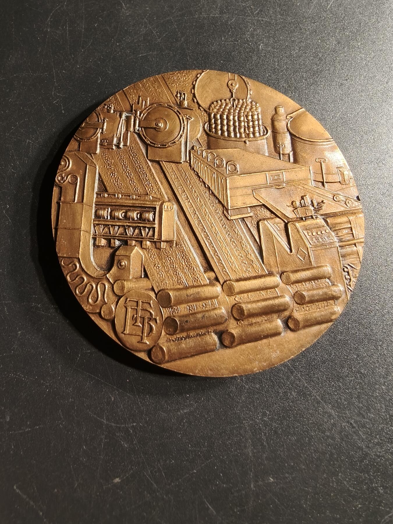 老王徽章第166期 法国Thaon 洗衣染色厂百年大铜章    直径68mm.   重量149.6g