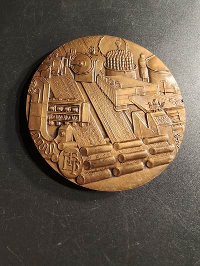 老王徽章第166期 - 法国Thaon 洗衣染色厂百年大铜章    直径68mm.   重量149.6g