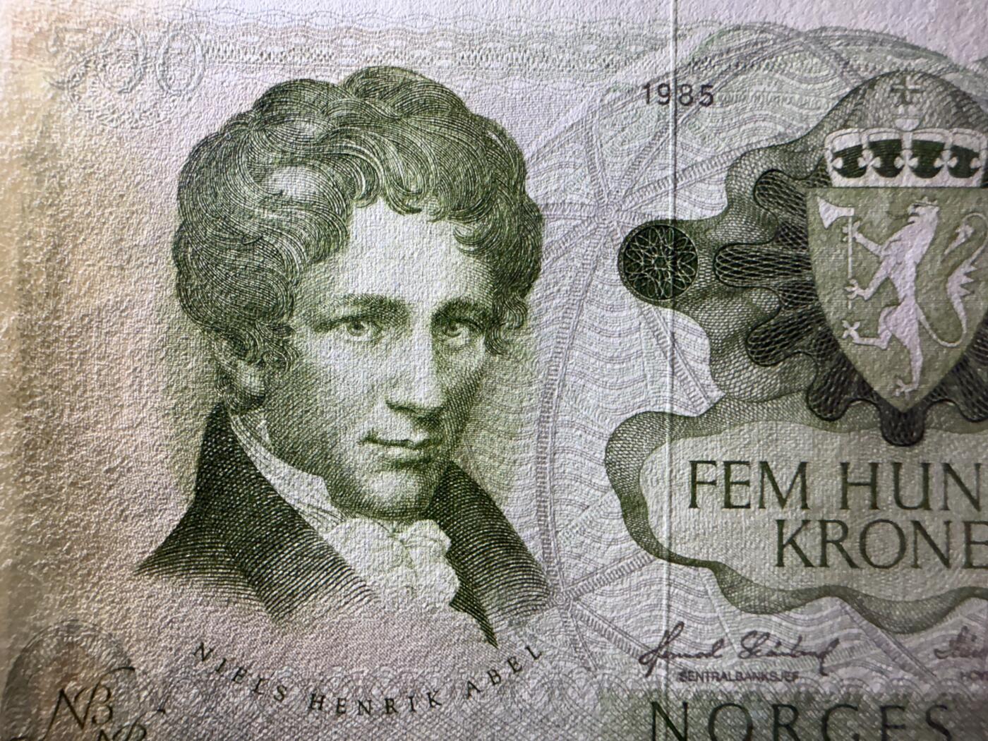 《艾美收藏》第222期-11.30周日外币畅拍 挪威500克朗 AU 1985年A冠 挪威数学家阿贝尔 中折