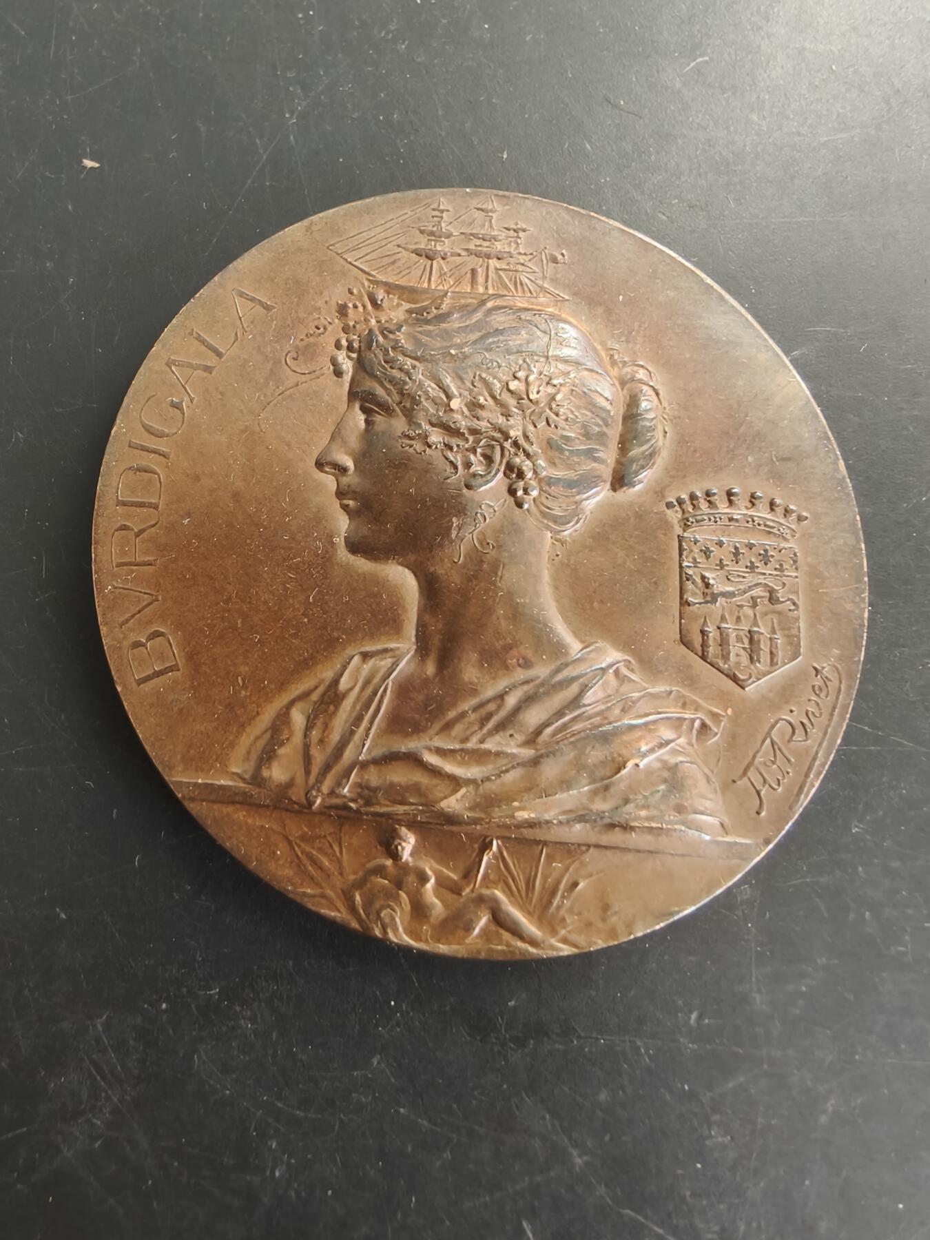 老王徽章第166期 法国1895 年波尔多爱科学学会第十三届全国博览会大铜章    原盒    大师里维特作品    直径64mm.   重量107.7g