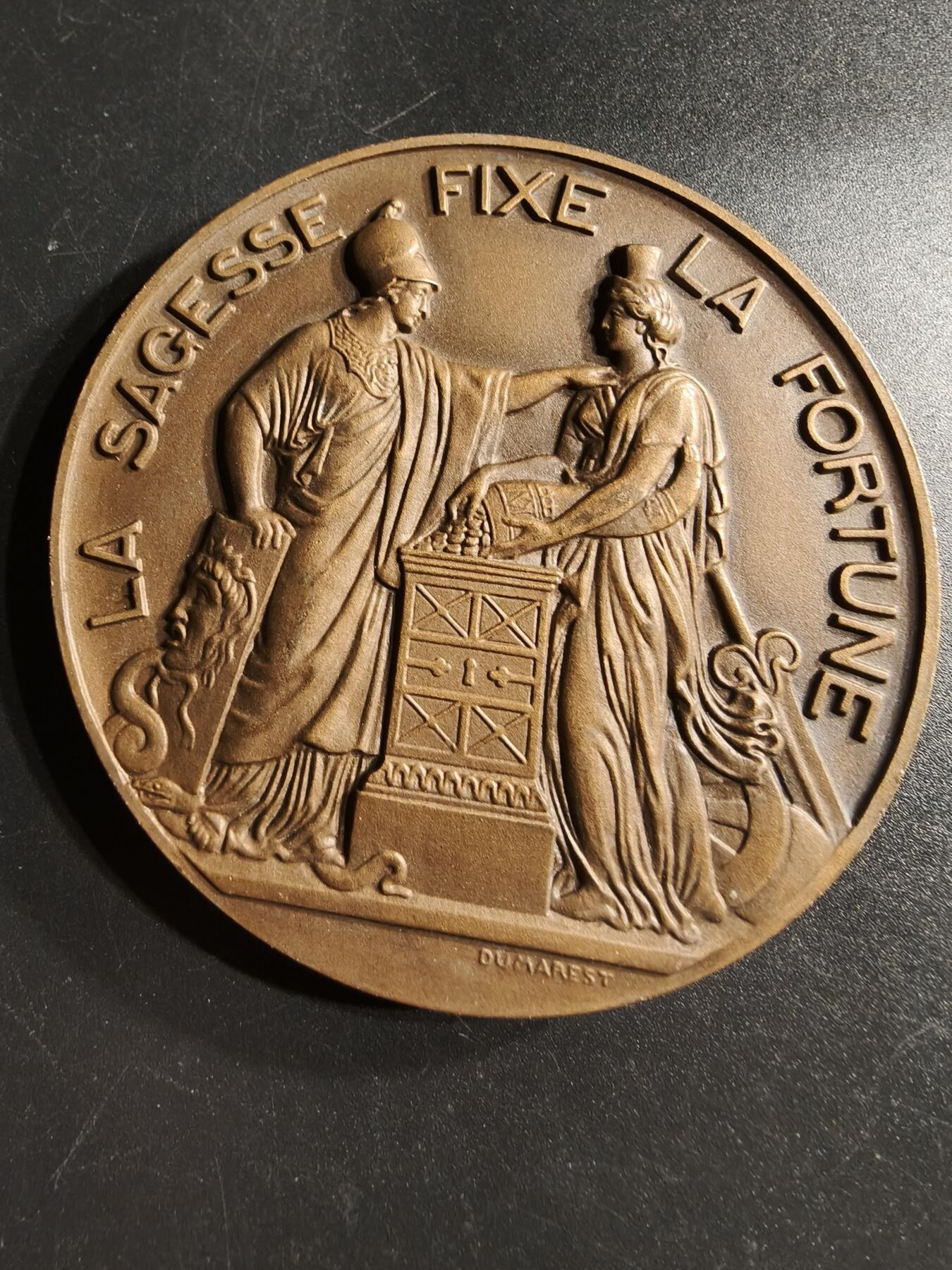 老王徽章第166期 法国法兰西银行成立150周年大铜章    正面为密涅瓦与福图娜    象征智慧与财富     直径68mm.    重量153.4g
