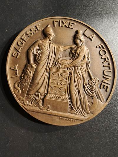老王徽章第166期 - 法国法兰西银行成立150周年大铜章    正面为密涅瓦与福图娜    象征智慧与财富     直径68mm.    重量153.4g