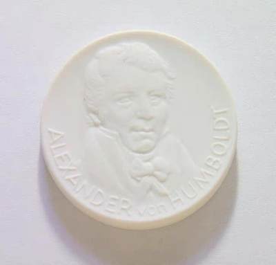 德国大科学家亚历山大洪堡 白色高浮雕大陶章 40MM - 德国大科学家亚历山大洪堡 白色高浮雕大陶章 40MM