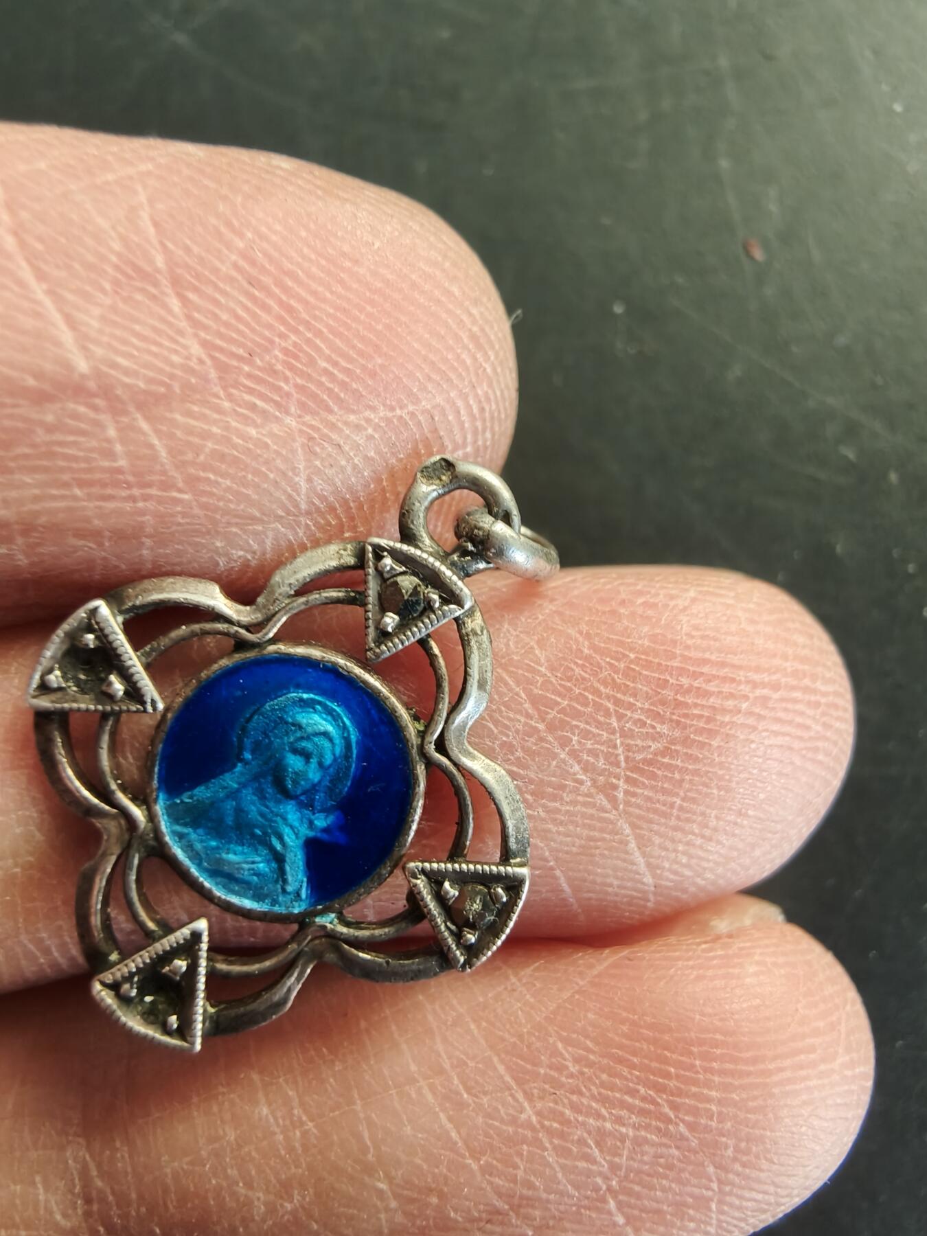 老王徽章第166期 法国天主教会纪念章    银质珐琅     1.4g