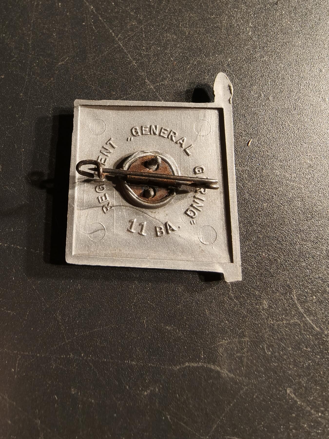 老王徽章第166期 德三空军军旗证章