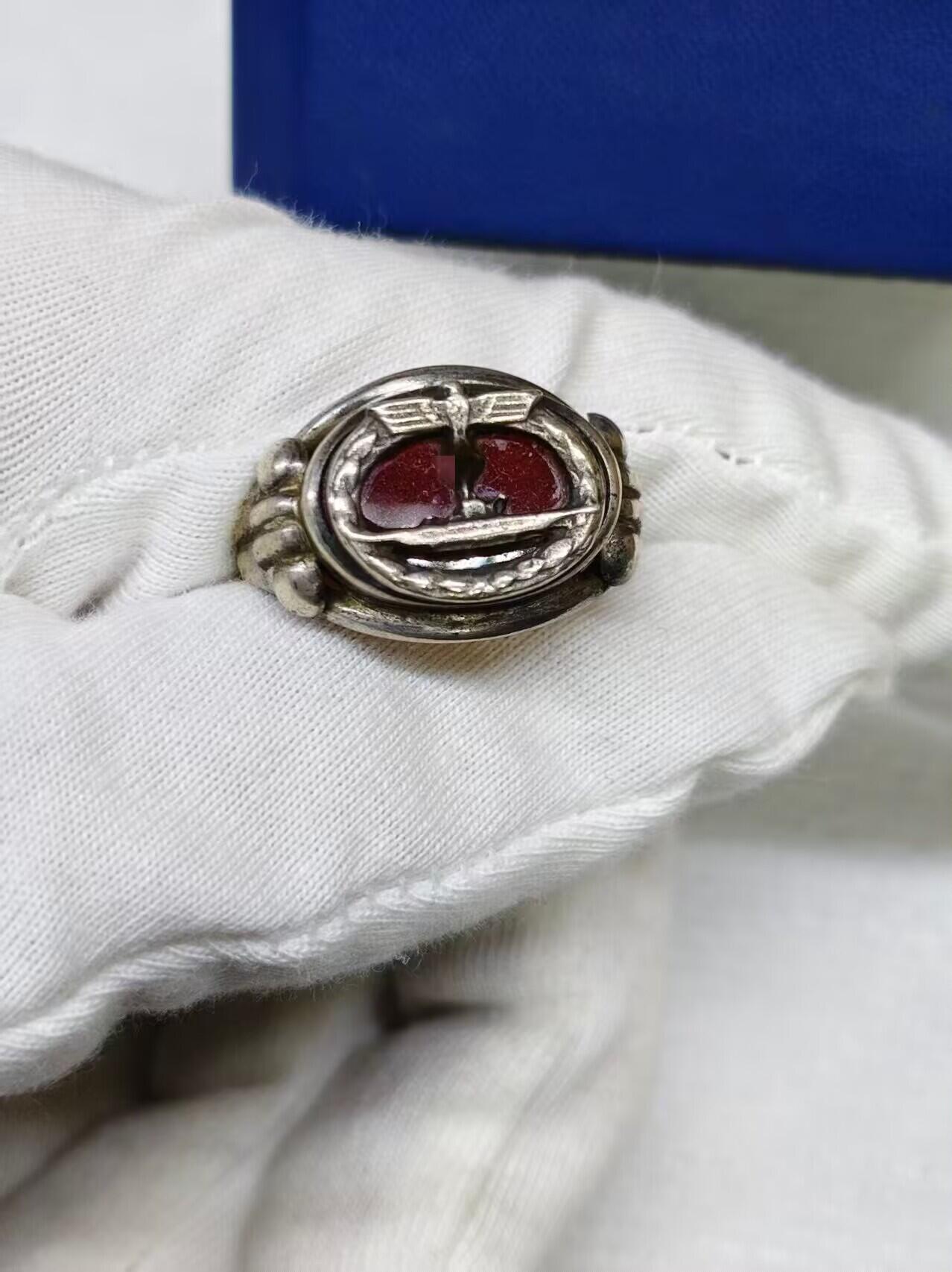 ww2德仨，u型潜艇戒指，银质（835银标），中间为玛瑙红色片，内圈直径2厘米带一个纸质证书，德三党政戒指带835银标内圈直径2厘米带电子证书标价为一枚价格4500