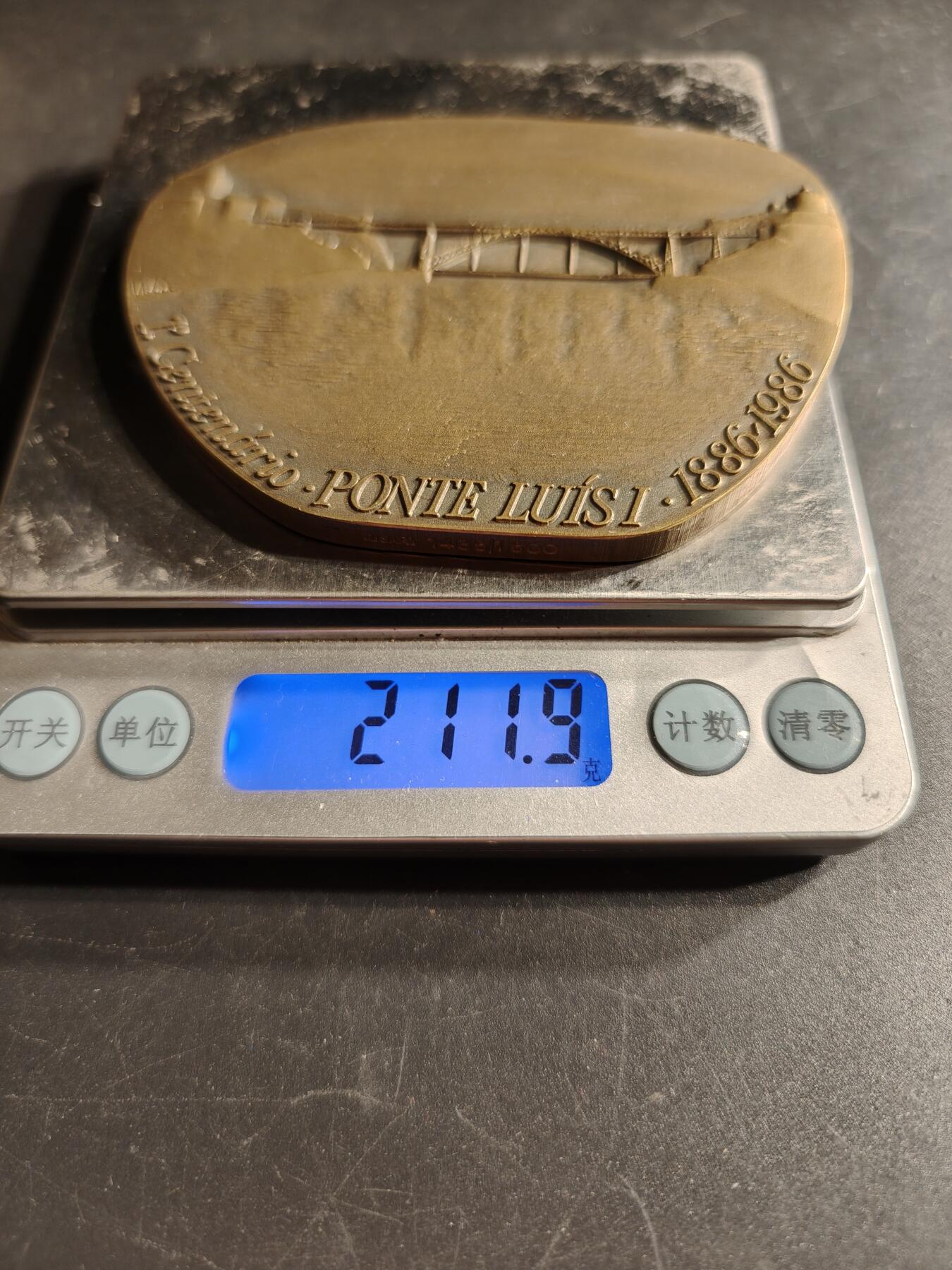 老王徽章第166期 葡萄牙波尔图杜罗河路易一世大桥建成百年异形大铜章    共1500枚，该枚编号1435      原盒     尺寸90×67mm.    重量211.9g