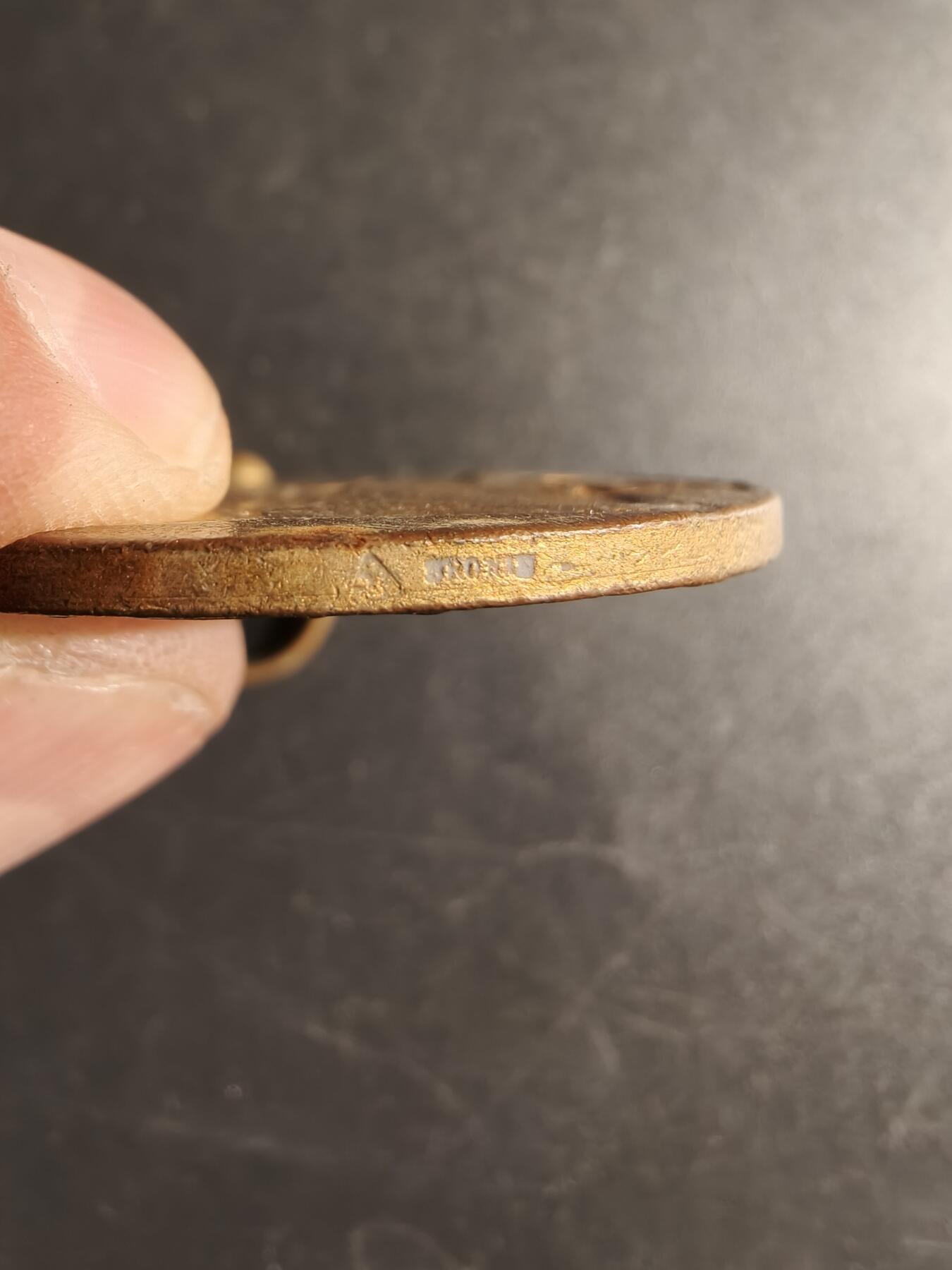 老王徽章第166期 法国体操协会镀金铜奖章     直径44mm.   重量39.5g