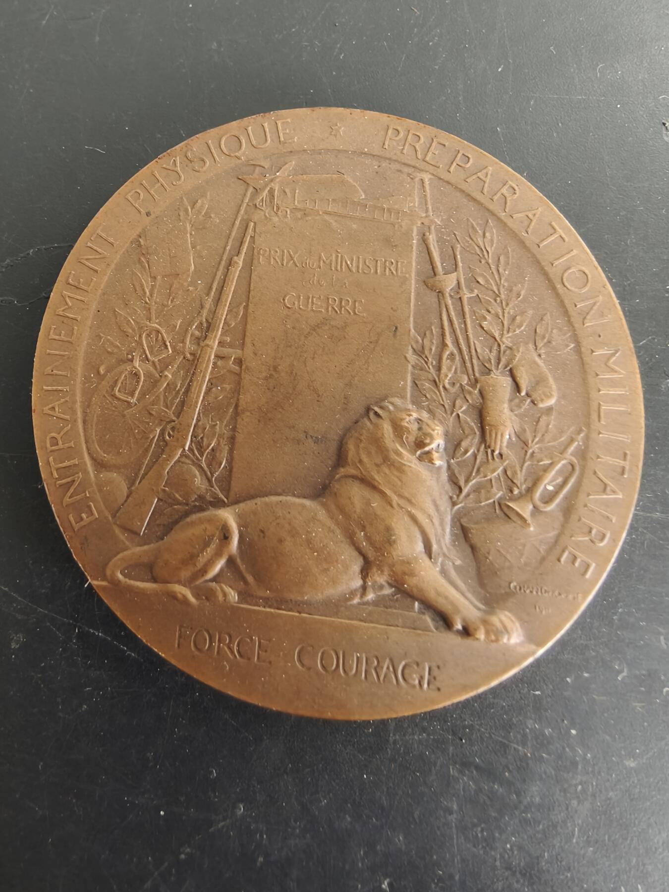 老王徽章第166期 法国战争部战争准备大铜章     原盒     直径50mm.    重量67.4g