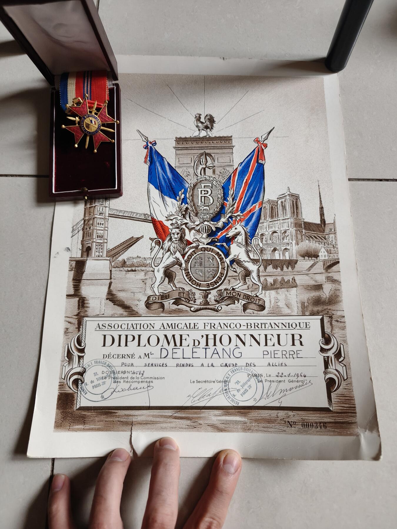 老王徽章第166期 骑士级英法友好协会勋章     原盒带证书（证书底部有折损）    获得者为皮埃尔•德莱唐先生