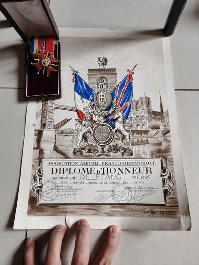 老王徽章第166期 - 骑士级英法友好协会勋章     原盒带证书（证书底部有折损）    获得者为皮埃尔•德莱唐先生