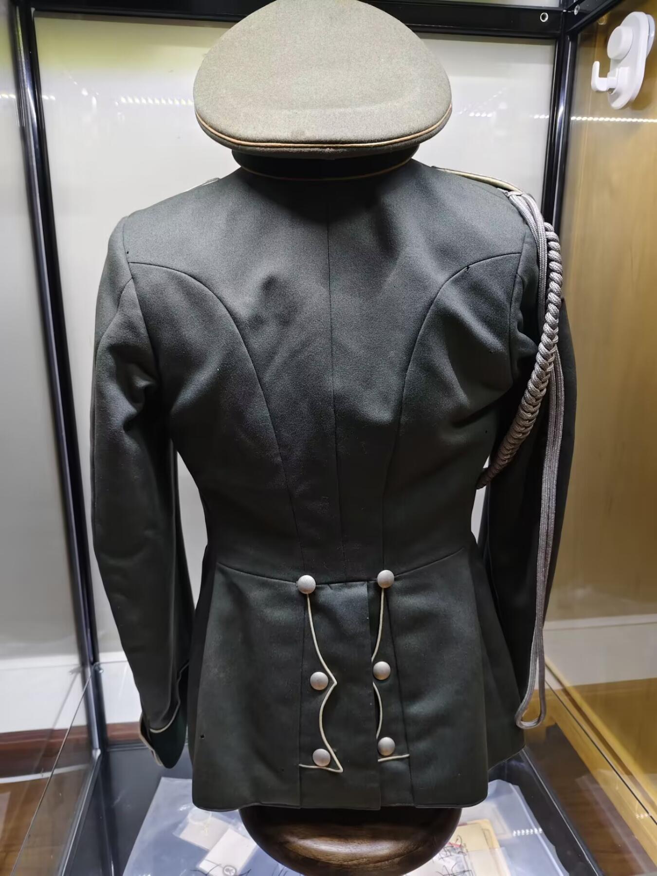 德三Heer 陆军步兵少尉m35礼服。 非常漂亮精致的中礼服，高质量细斜纹制成，可挂略章，步突，胸鹰保存完好无虫蛀，礼服索很好中尉肩章领章搭配，内部带有内腰带，左边内胳膊内衬有一定破损 大檐帽使用斜纹毛尼制成，59头围大尺码，里面的标保存很好，汗圈完好