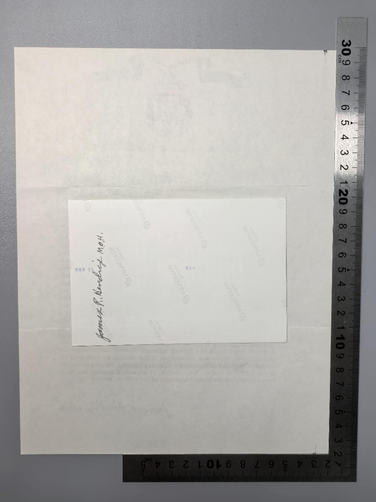 小驴勋章奖章收藏11月29日周六晚六点拍卖（珍爱和平，收藏战争，铭记历史，勿忘国耻，忠党爱国。有偿代拍，送拍规则在简介最后，参拍须阅读规则后再参拍，关系到运费包装发货时效真假辨别等关键信息，拍卖时不再发原图，看大图店主微信码在拍卖店铺介绍里） 荣誉勋章获得者第4装甲师詹姆斯·理查德·亨德里克斯战后签名照和在证书复印件上的亲签，从诺曼底登陆参加了突出部战役，在巴斯托涅（看过兄弟连的朋友应该不陌生）俘获两门88火炮班组人员，还从被击中半履带车上拽下同袍，简直就是阿米利卡超人