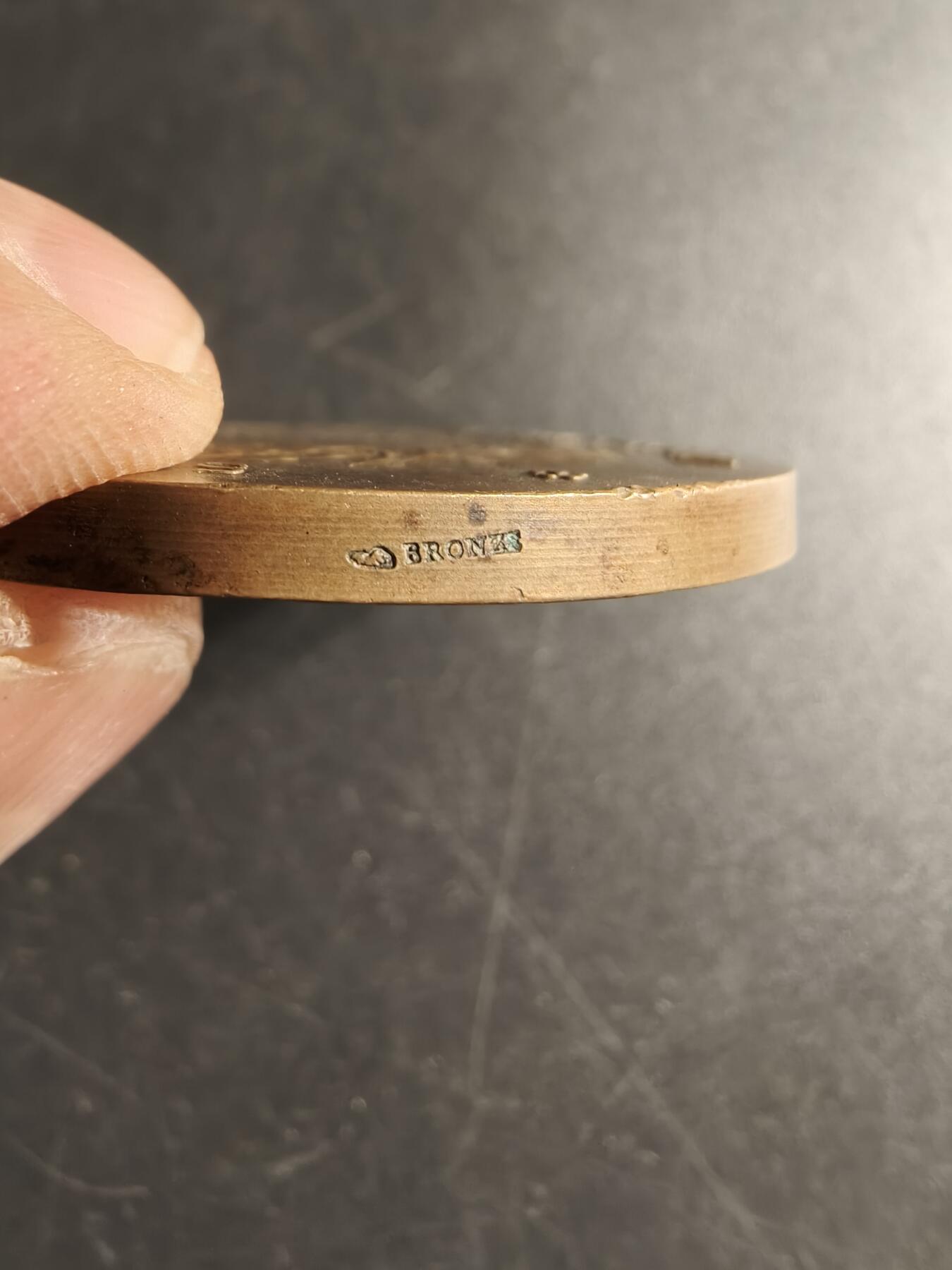 老王徽章第166期 法国体育教育协会大铜章    直径50mm.   重量63.2g