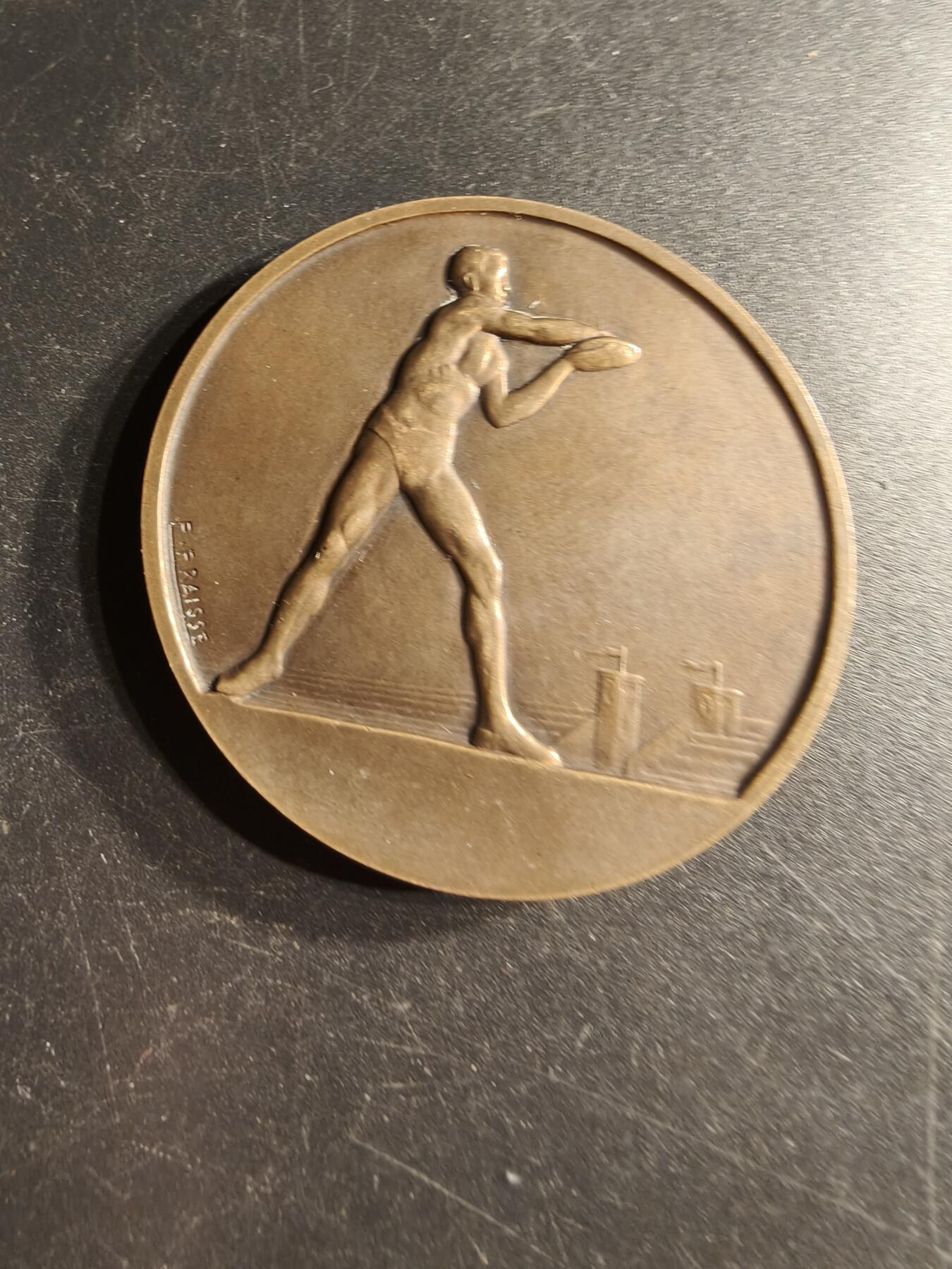老王徽章第166期 法国体育教育协会大铜章    田径人物    直径50mm.    重量61.3g