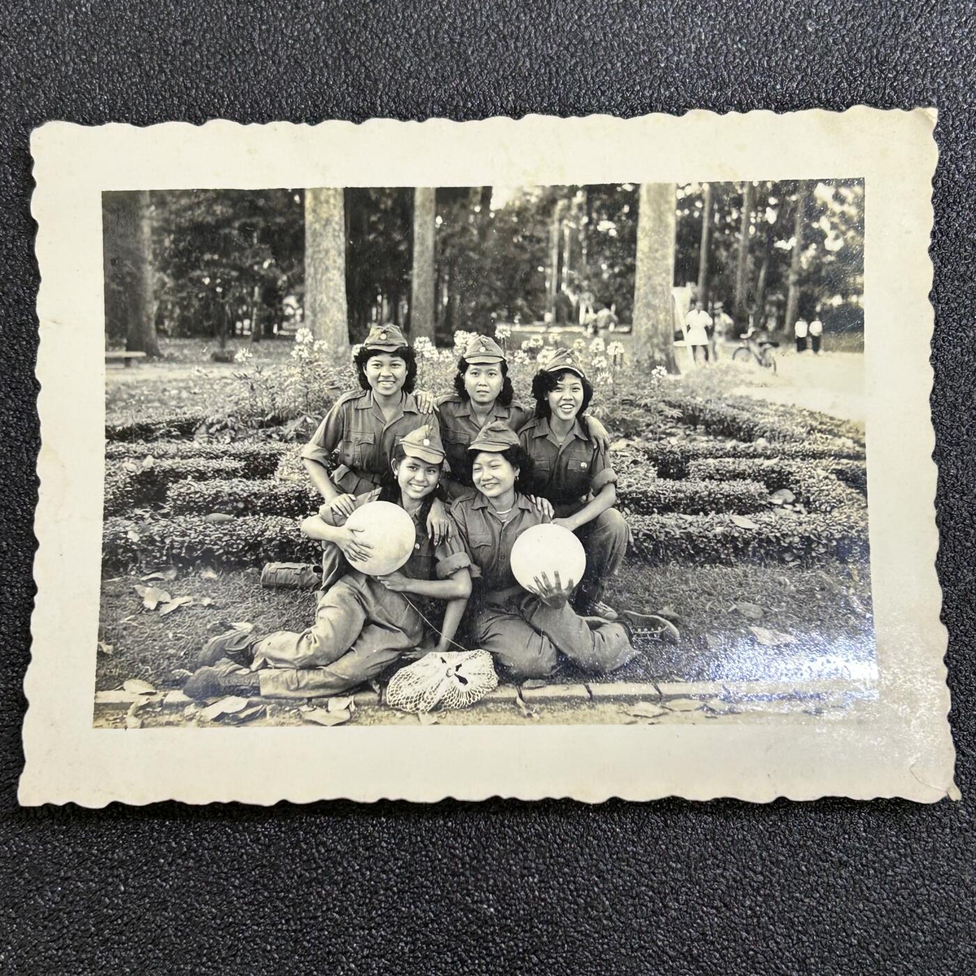 西秦中古拍卖第六十七期 越南战争时期 越南人民军女兵合影照片