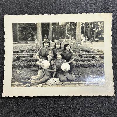 西秦中古拍卖第六十七期 - 越南战争时期 越南人民军女兵合影照片