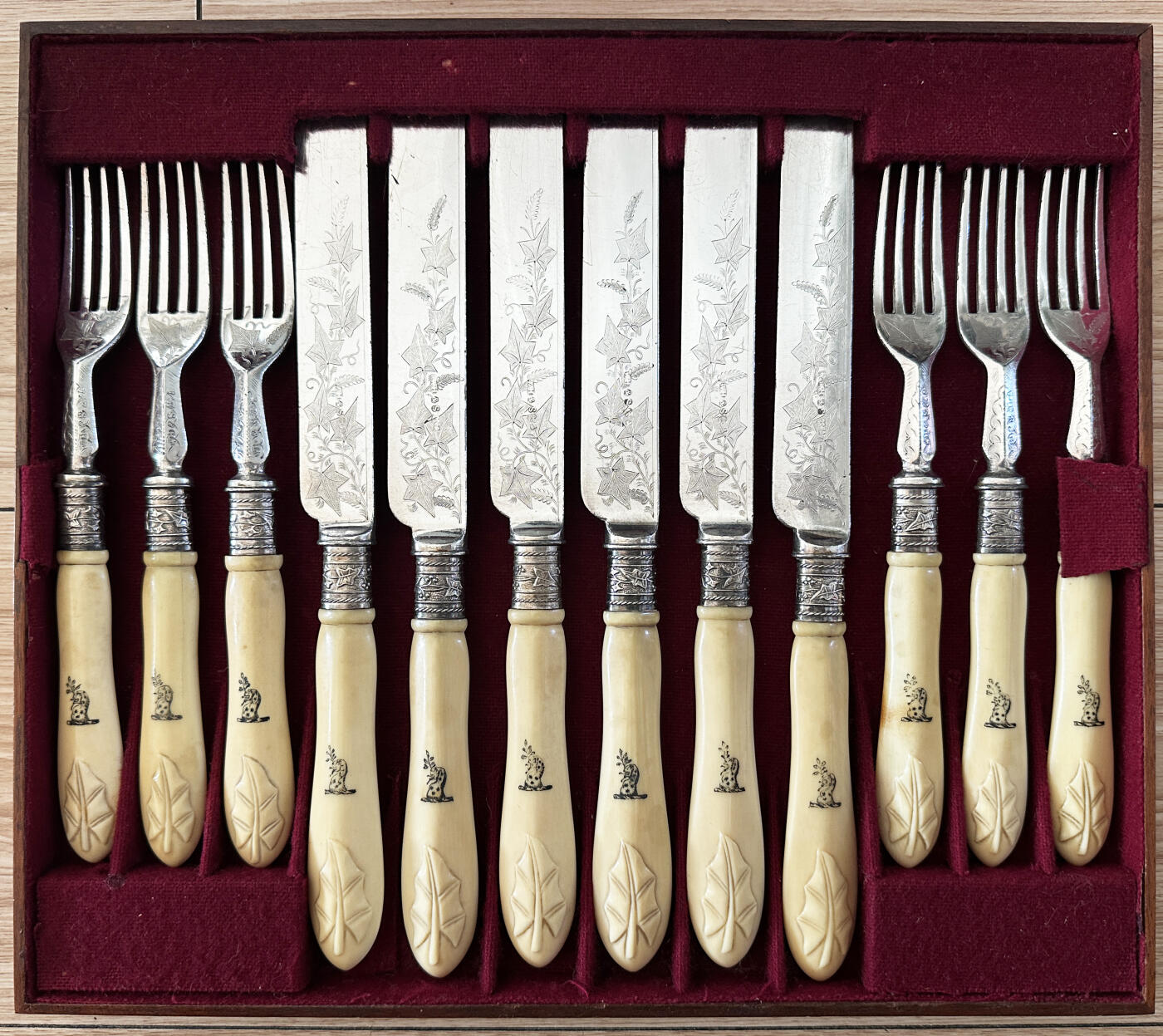 【俄甄集藏】2025年(045)12-03 星期三 晚 19:30 全场包邮 英国伦敦1870-1893年威廉·胡顿&父子制银公司出品古董刻花白色珍贵材料柄镀银餐刀、餐叉24支一套，原木盒，刀长：215mm，叉长：180mm，总重量：851克，设计精美，保存完好