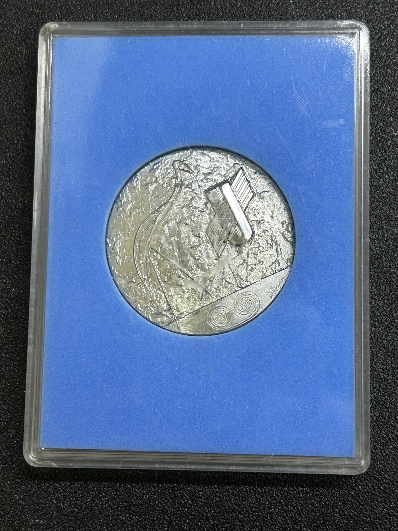 西秦中古拍卖第六十七期 日本1985年神户世界大学生运动会纪念章 带原盒