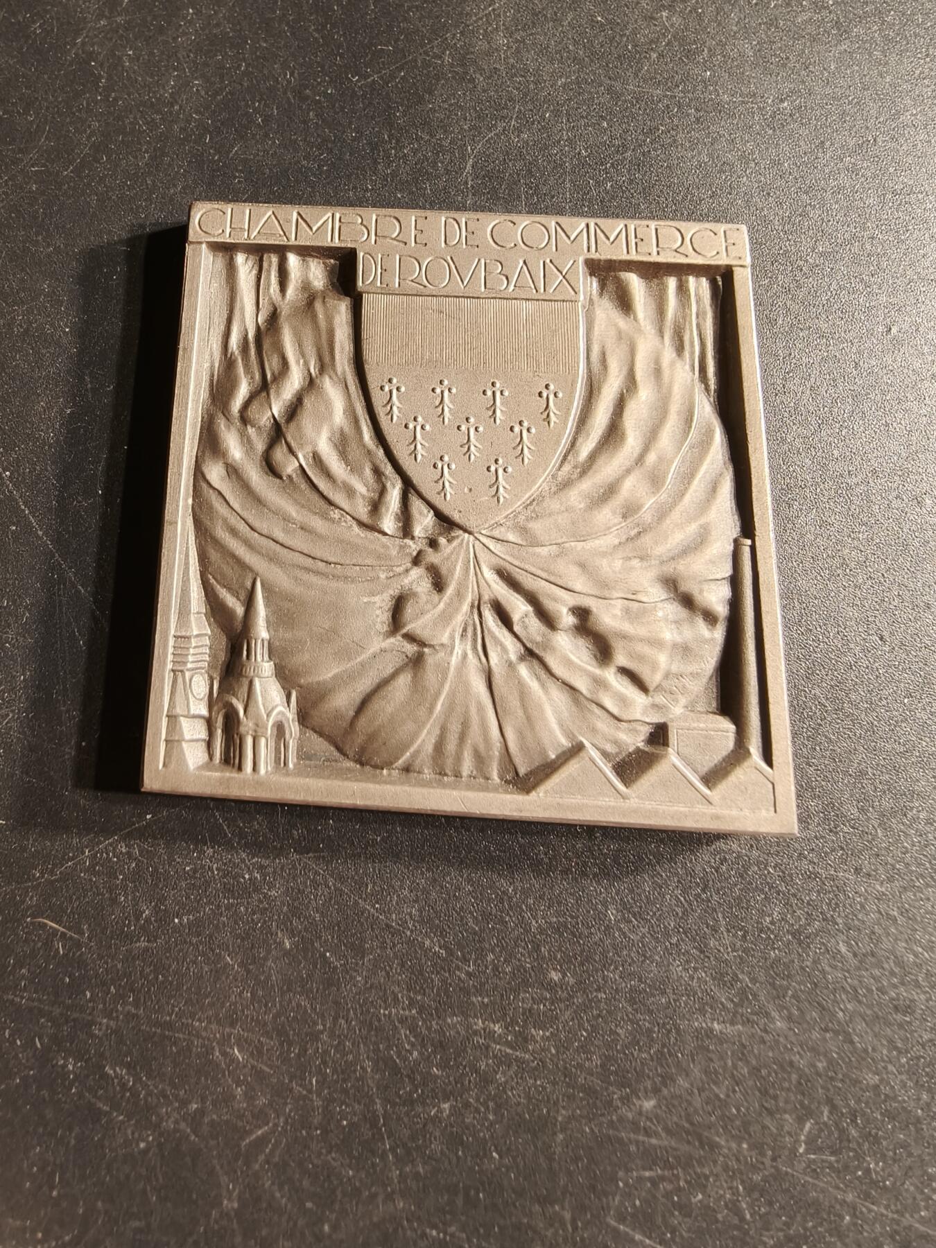 老王徽章第166期 法国鲁贝市工商协会方形大银章    950银   原盒    方形尺寸50×50mm.     重量105.6g