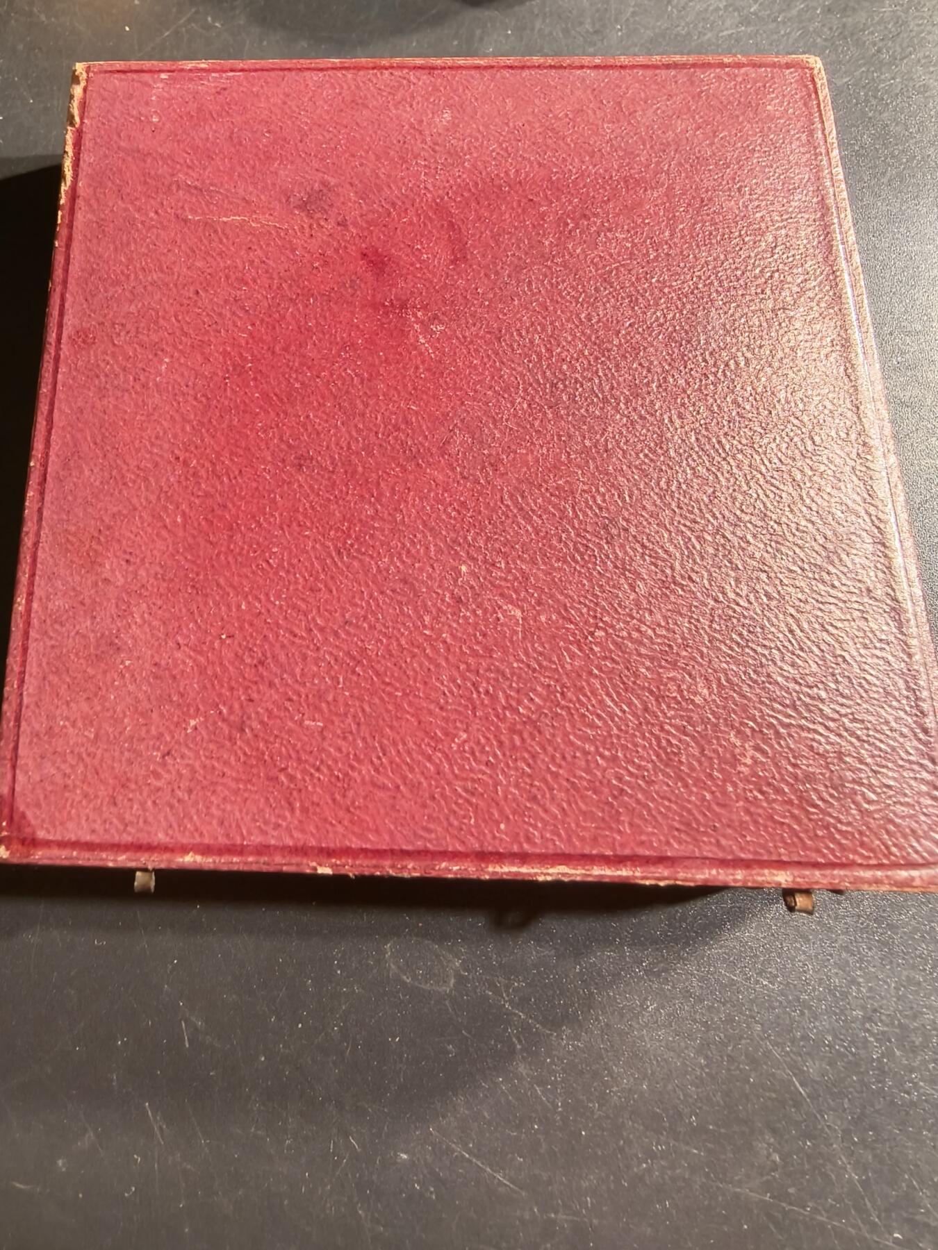 老王徽章第166期 法国巴黎中央赛马协会大铜章    原盒    直径68mm.    重量175.1g