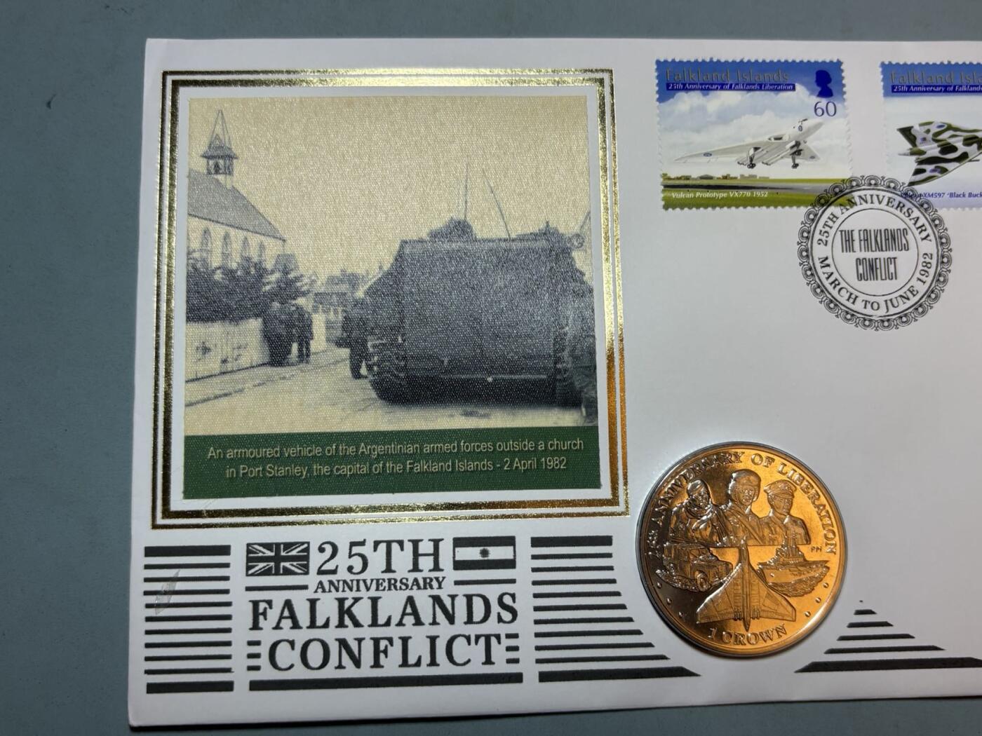 盛世勋华——号角文化勋章邮票专场拍卖第291期 英国直布罗陀2007年马岛战争25周年纪念币首日纪念币封，包括克朗型纪念币，纪念邮票，聚焦“1982年马岛战争”，设计元素包括英军装备（战机、舰船）、战争场景、纪念标语（如“25TH ANNIVERSARY FALKLANDS CONFLICT”），是英方视角的战争历史载体。