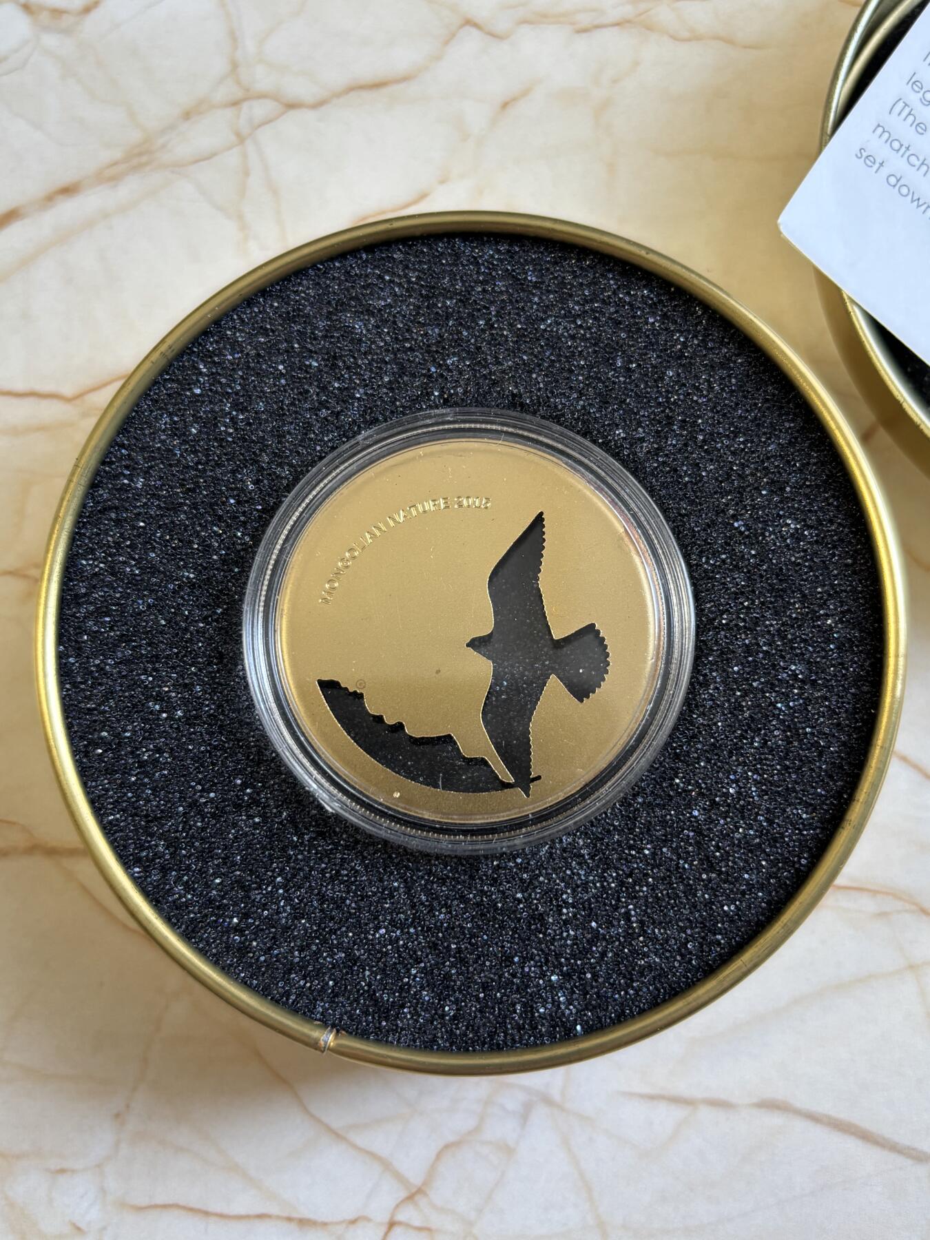 第183期拍卖 蒙古2015年大自然系列3翱翔猎隼镂空镀金纪念银币，1/2盎司，925银，发行2500枚，有氧化