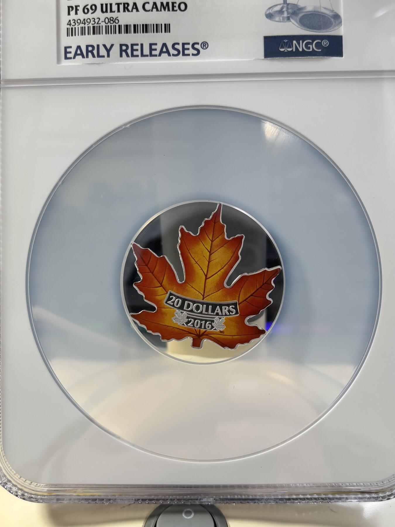 第183期拍卖 加拿大2016年世界首枚全彩色枫叶形1盎司纪念银币NGC-PF69无盒无证书，9999银，发行15000枚