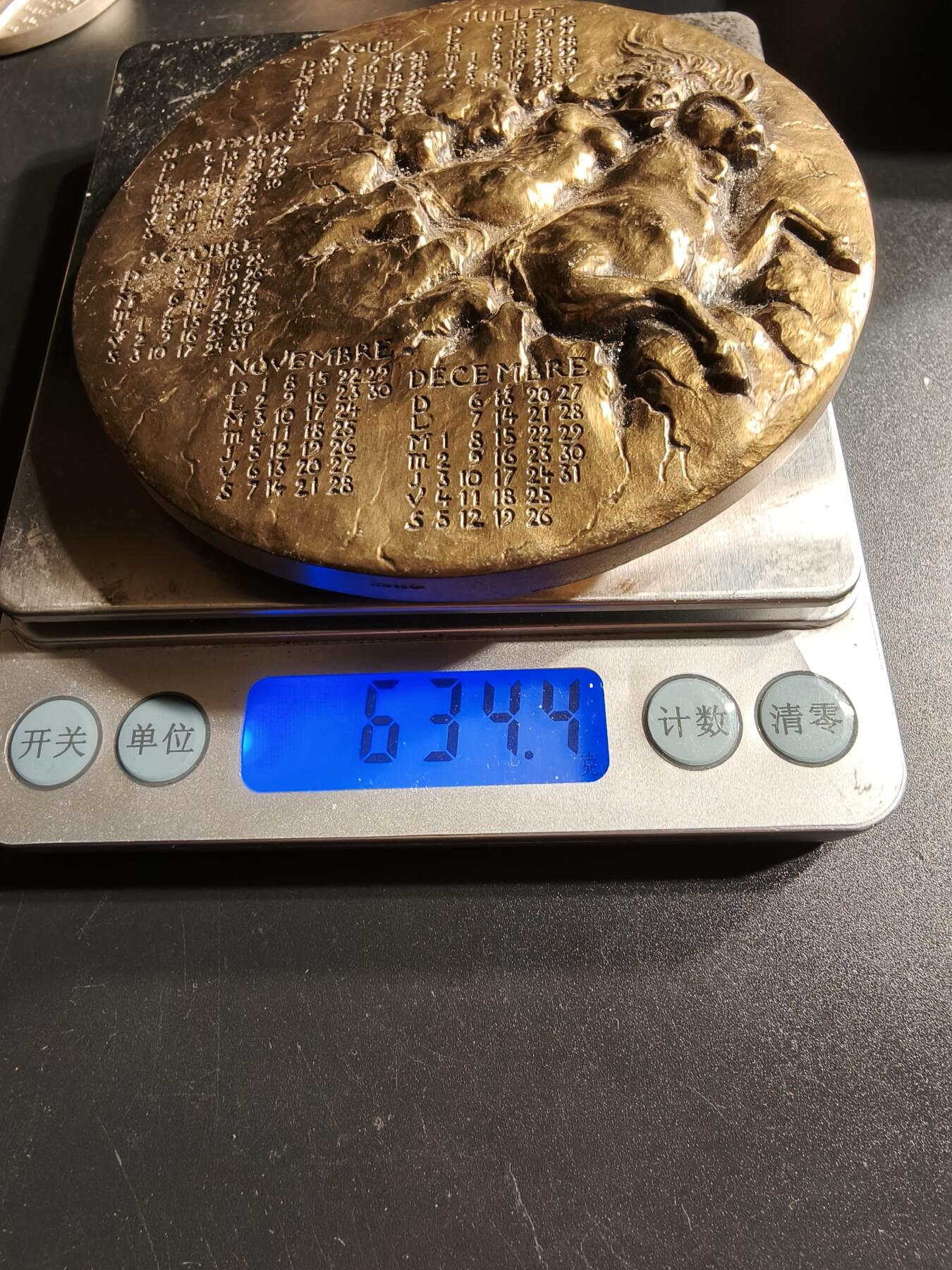 老王徽章第166期 法国1992年日历镀金大铜章     高浮雕    直径94mm.   重量634.4g